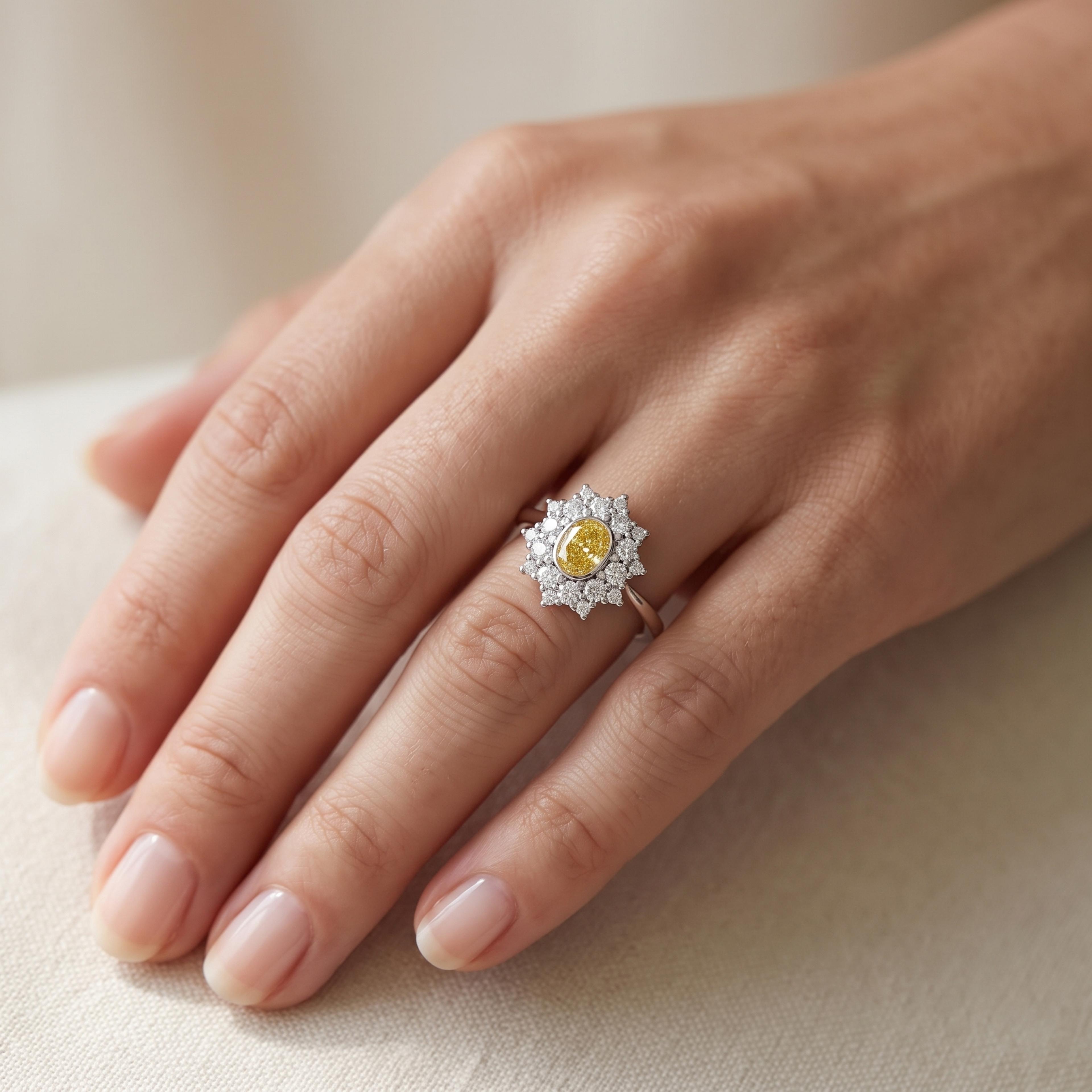 Prsten se žlutým diamantem 01, barevný diamant, bílé zlato na ruce — Zlatnictví Vaněk Kolín