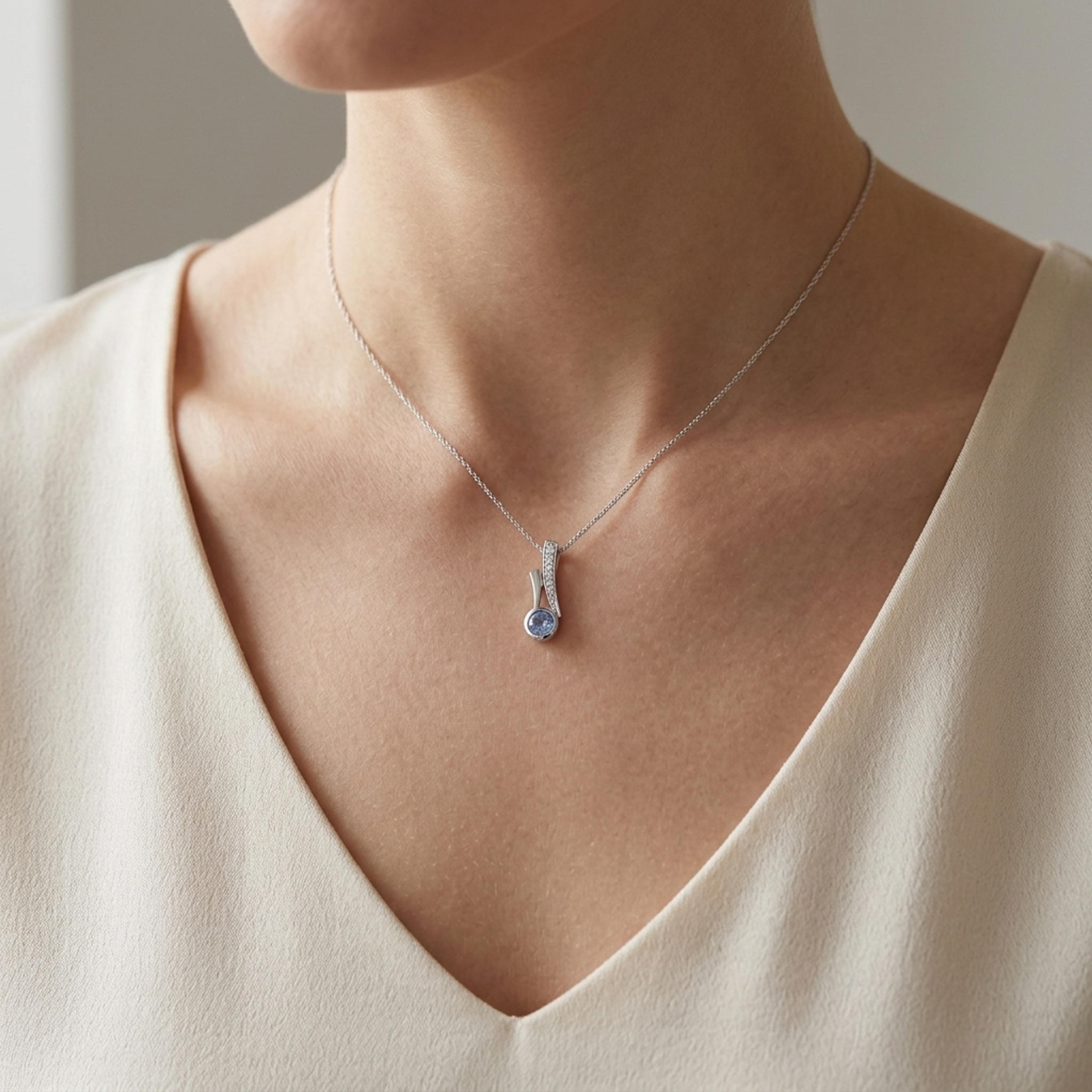 Přívěsek se safírem a diamanty 03, diamant, bílé zlato na krku — Zlatnictví Vaněk Kolín