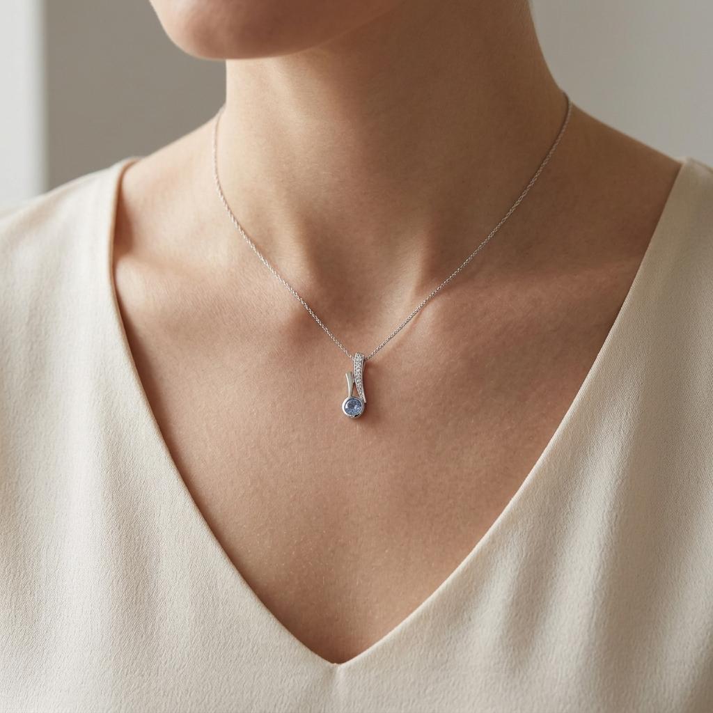 Přívěsek se safírem a diamanty 03, diamant, bílé zlato na krku — Zlatnictví Vaněk Kolín