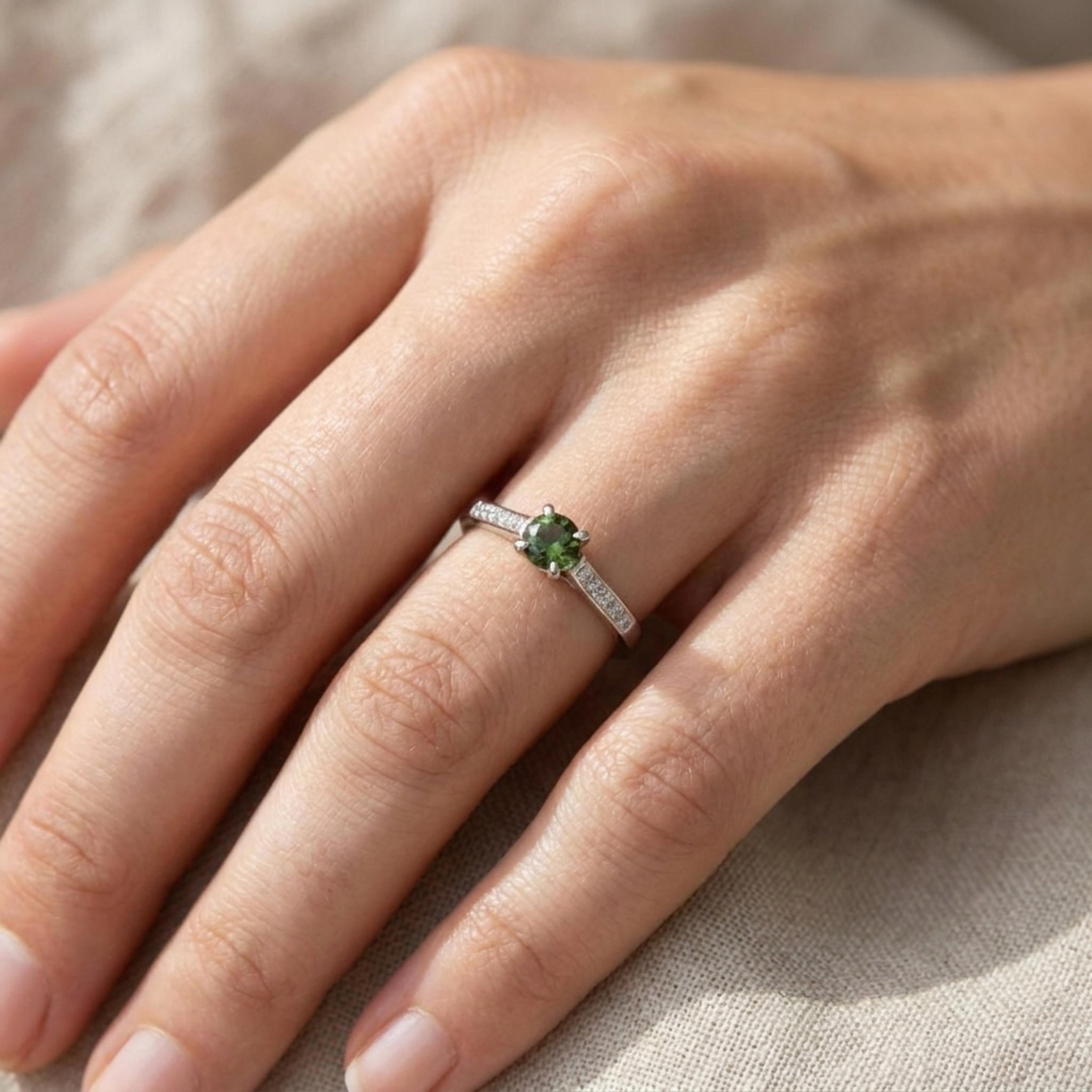 Prsten s turmalínem a diamanty 12, diamant, bílé zlato na ruce — Zlatnictví Vaněk Kolín