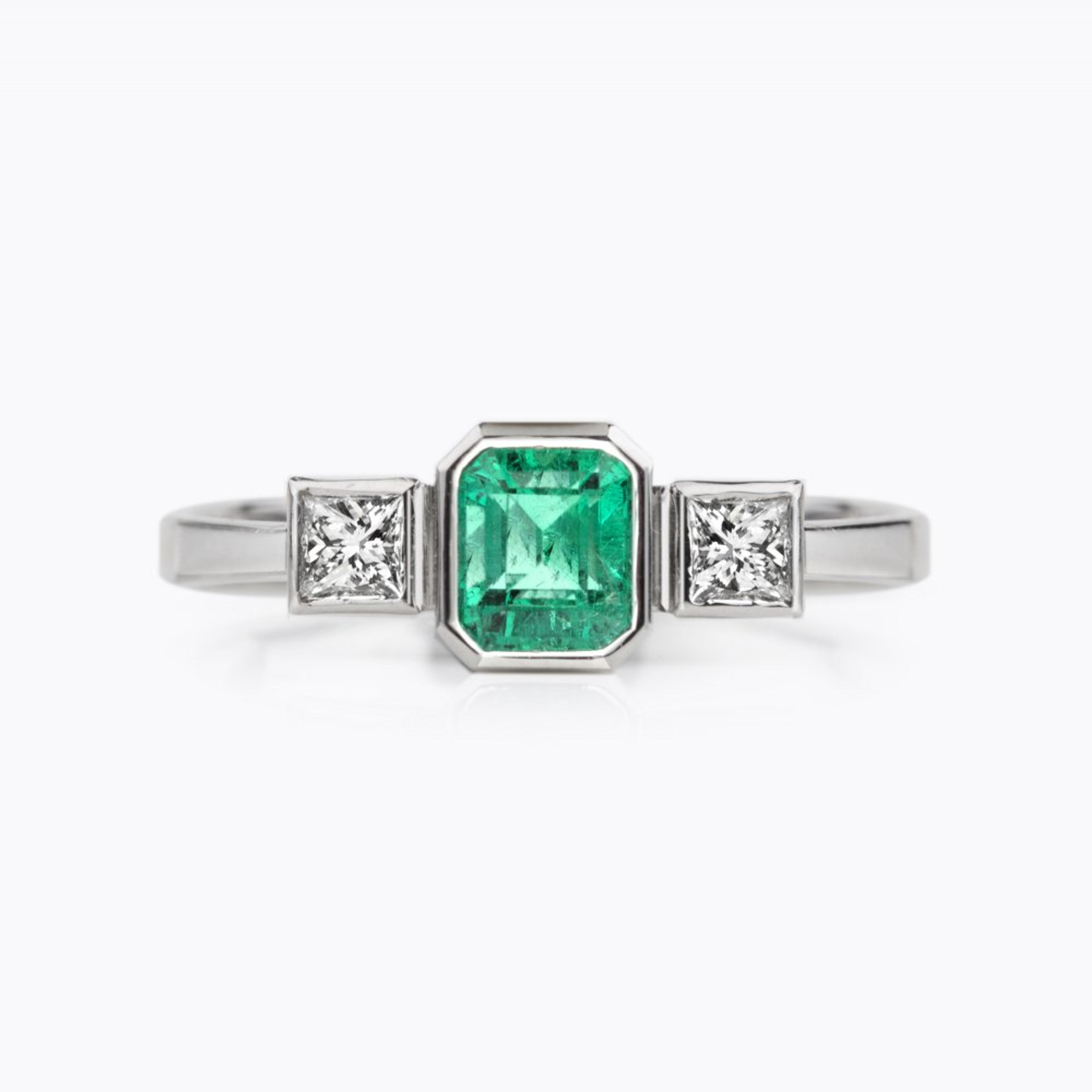 Prsten se smaragdem a diamanty 10, diamant, bílé zlato — Zlatnictví Vaněk Kolín