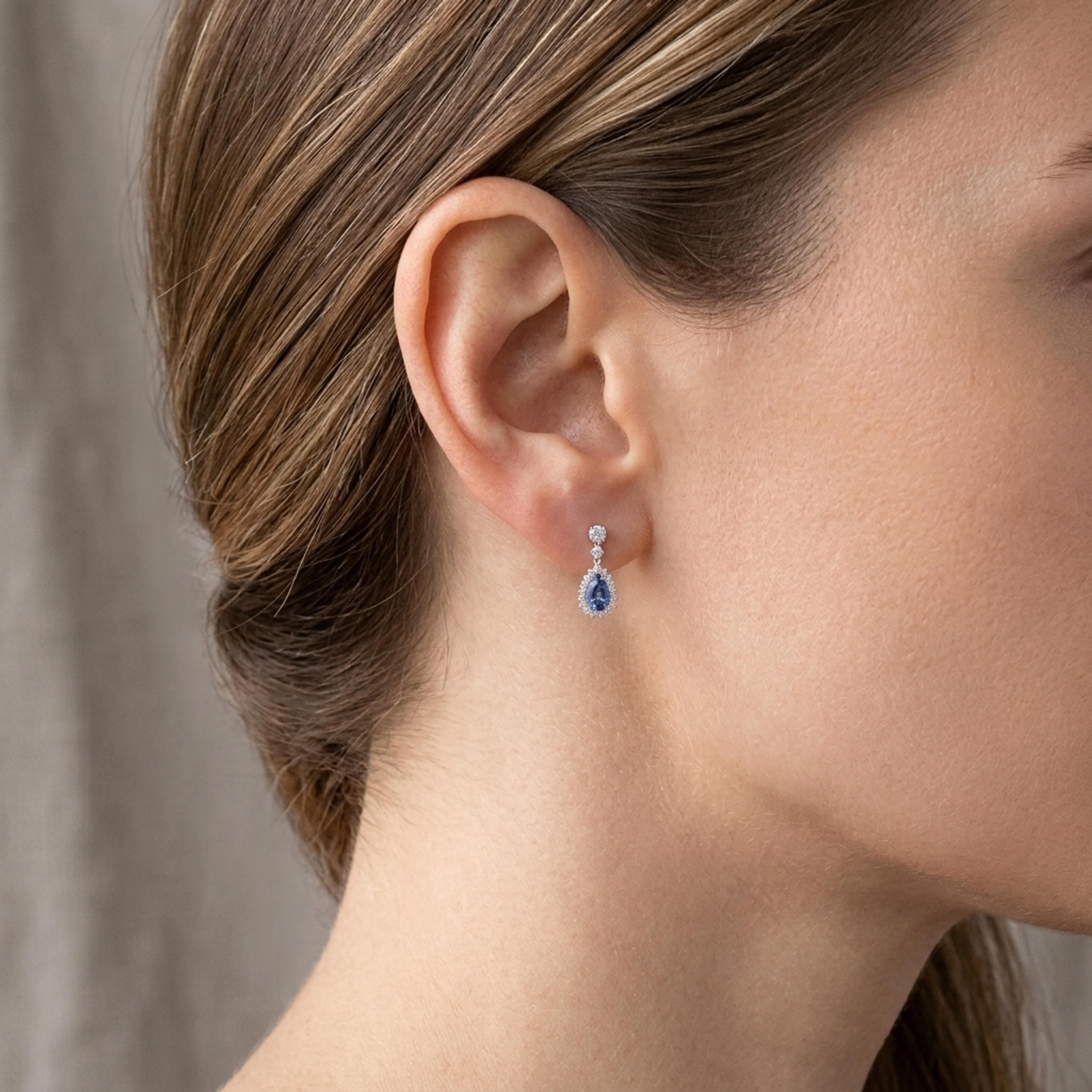 Náušnice se safíry a diamanty 18, diamant, bílé zlato na uchu — Zlatnictví Vaněk Kolín