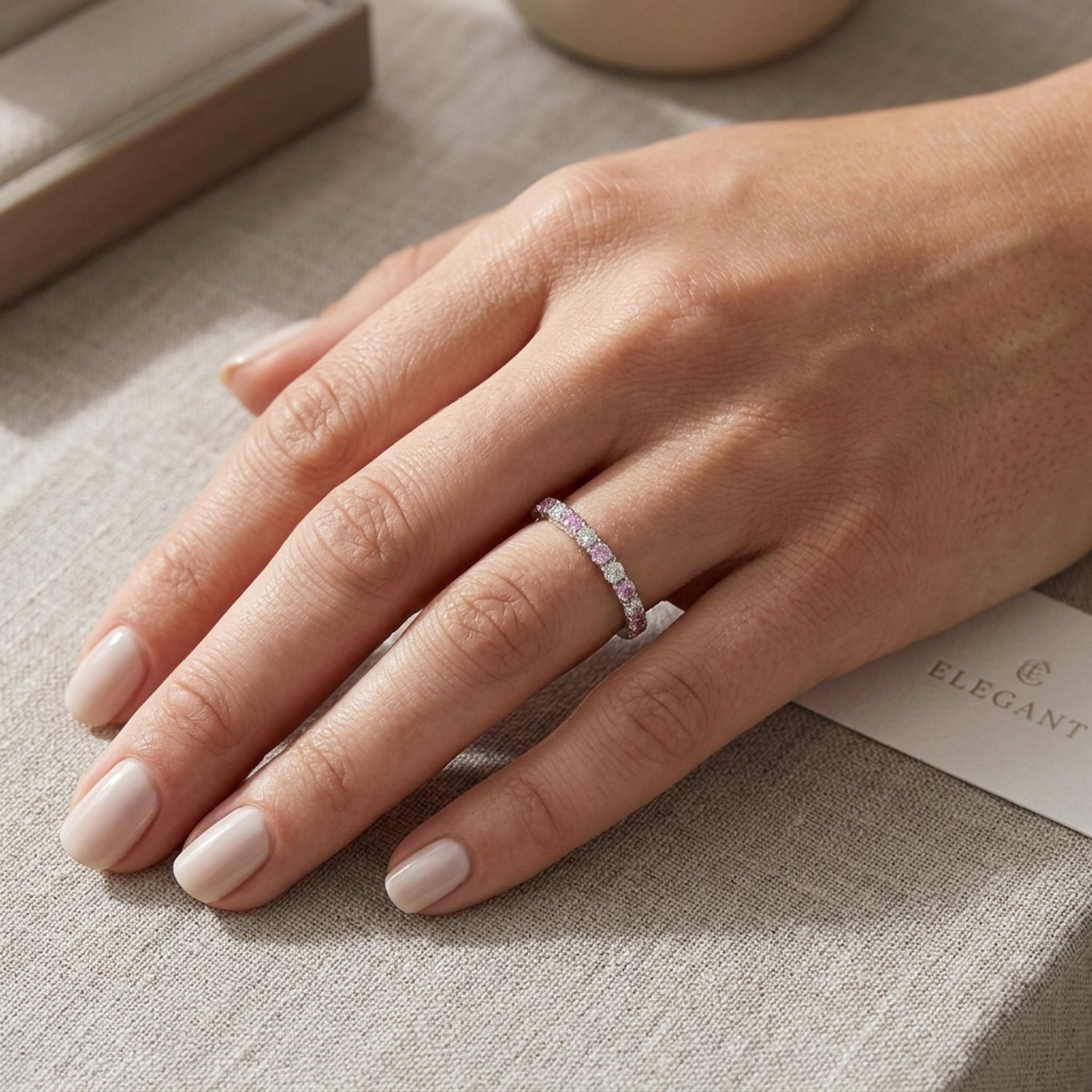 Prsten se safíry a diamanty 24, diamant, bílé zlato na ruce — Zlatnictví Vaněk Kolín