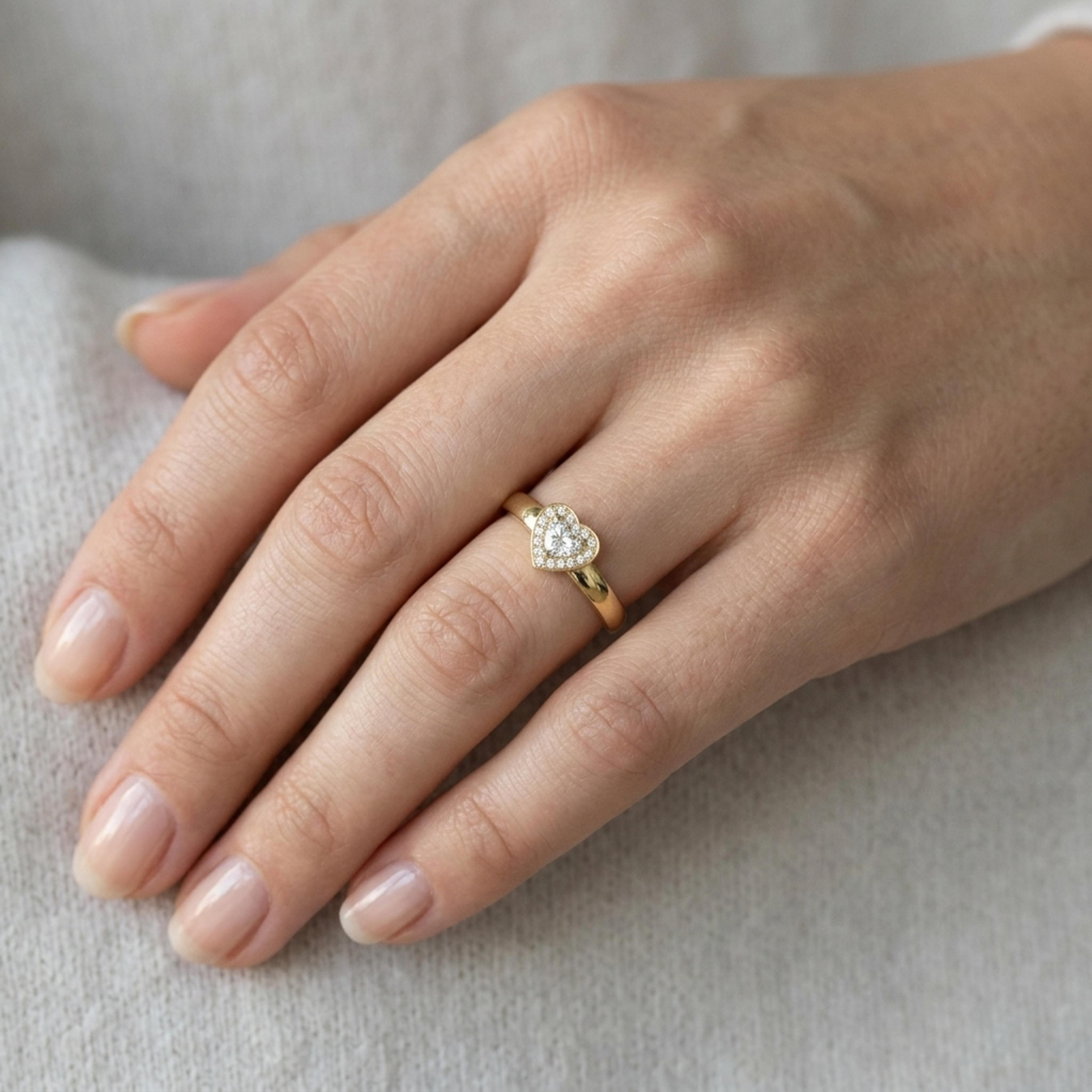 Diamantový prsten srdce 129, diamant, žluté zlato na ruce — Zlatnictví Vaněk Kolín