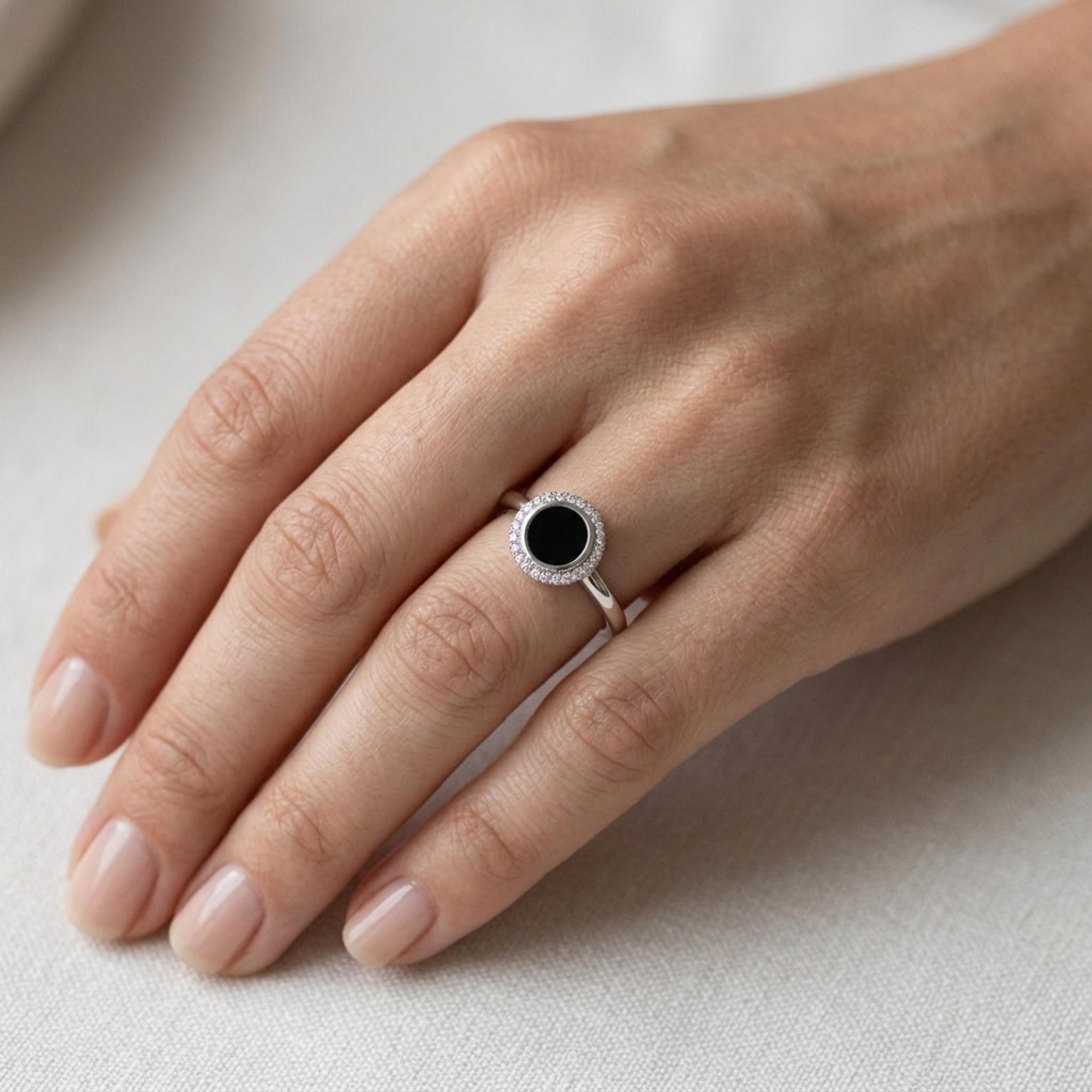 Prsten se spinelem a diamanty 07, diamant, bílé zlato na ruce — Zlatnictví Vaněk Kolín