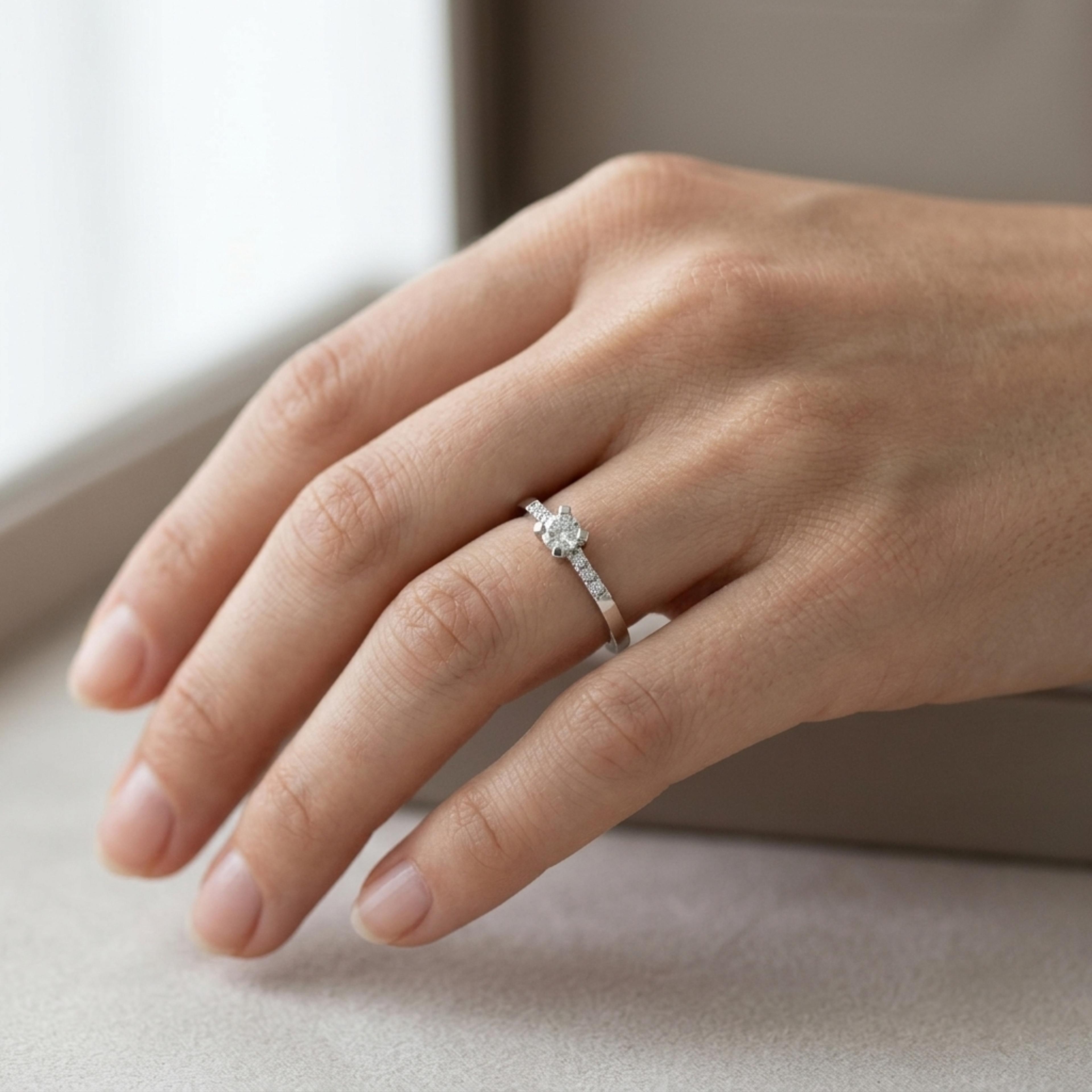 Diamantový prsten 110, diamant, bílé zlato na ruce — Zlatnictví Vaněk Kolín