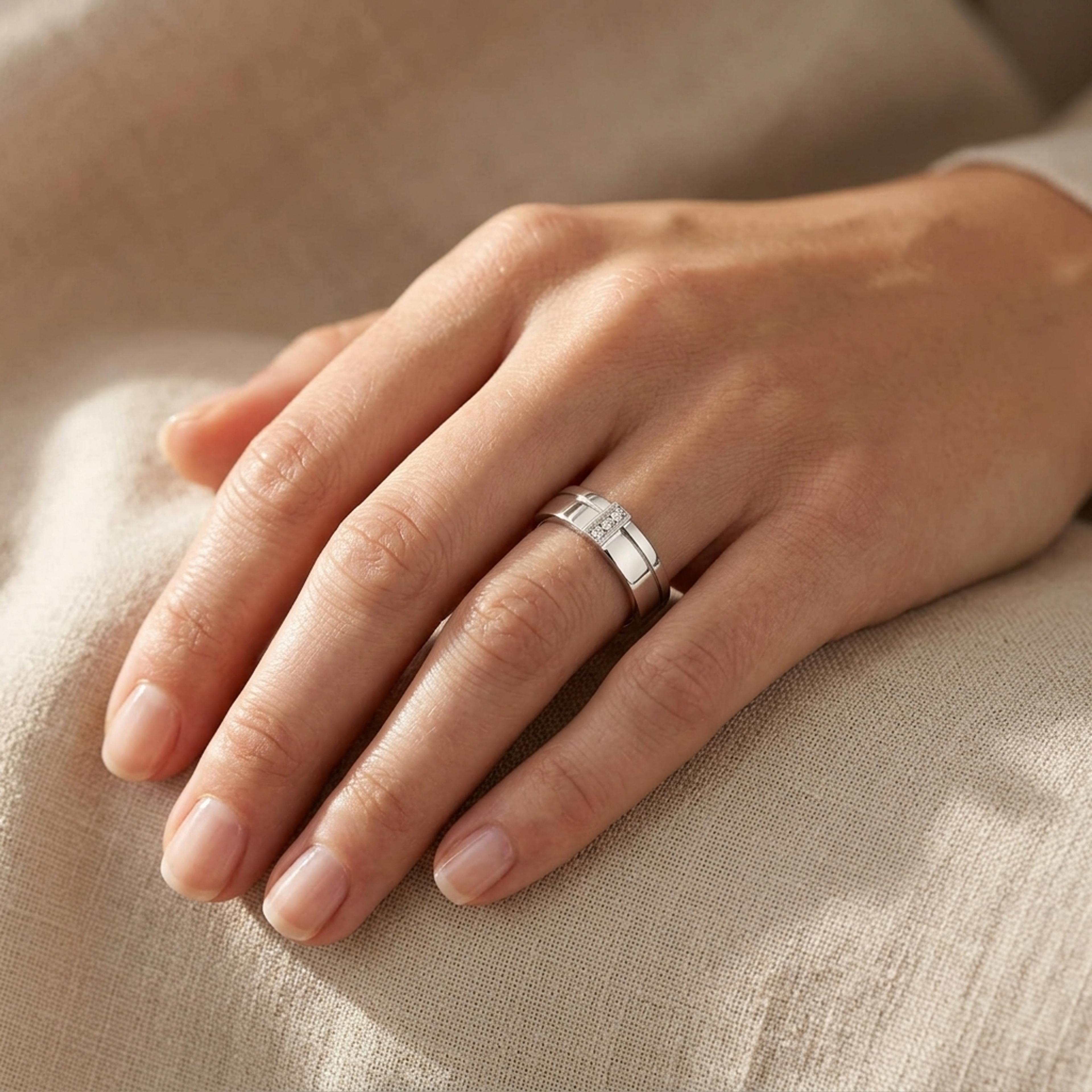 Snubní prsteny SN-786 – speciál, diamant, bílé zlato na ruce — Zlatnictví Vaněk Kolín