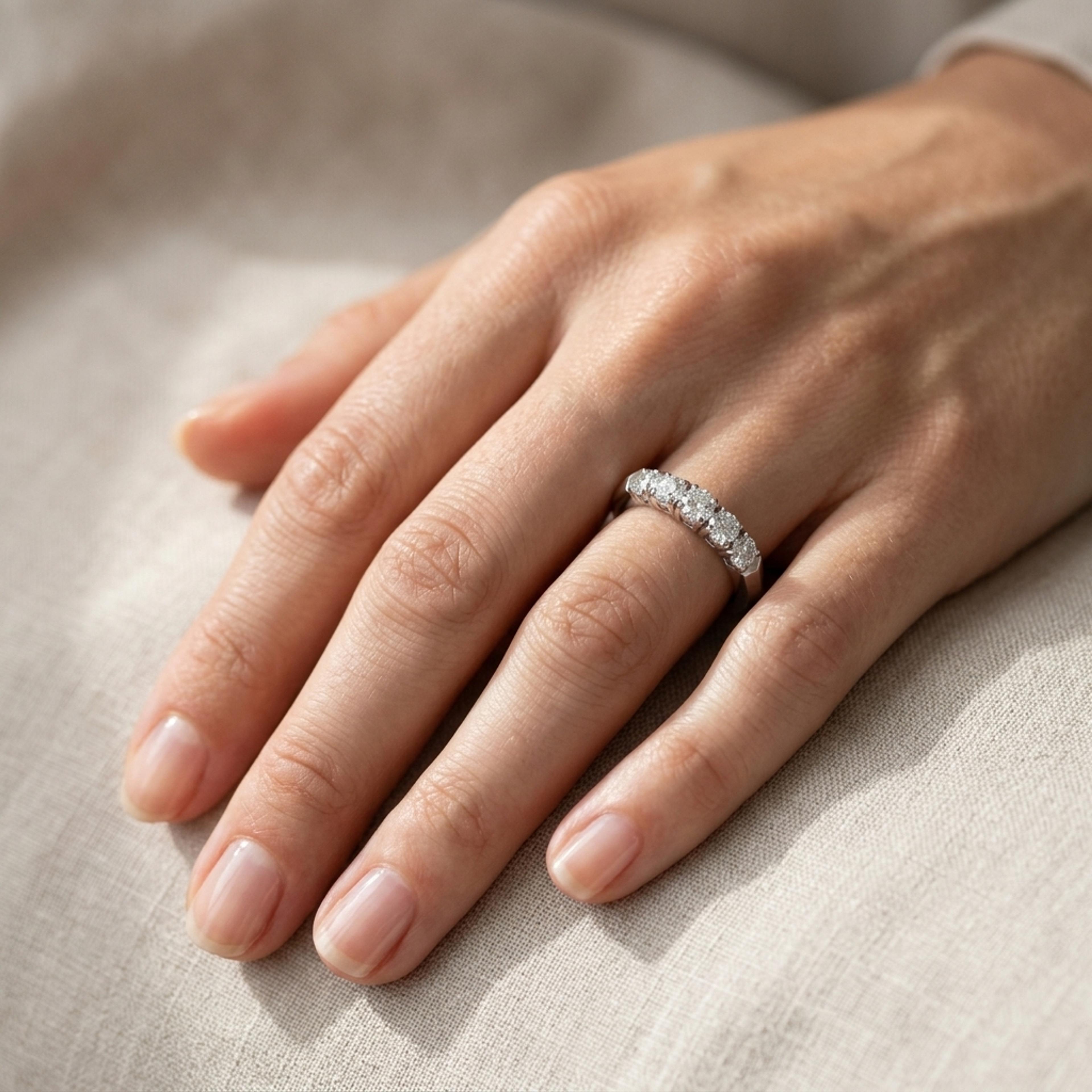 Snubní prsteny Optima 13, diamant, bílé zlato na ruce — Zlatnictví Vaněk Kolín