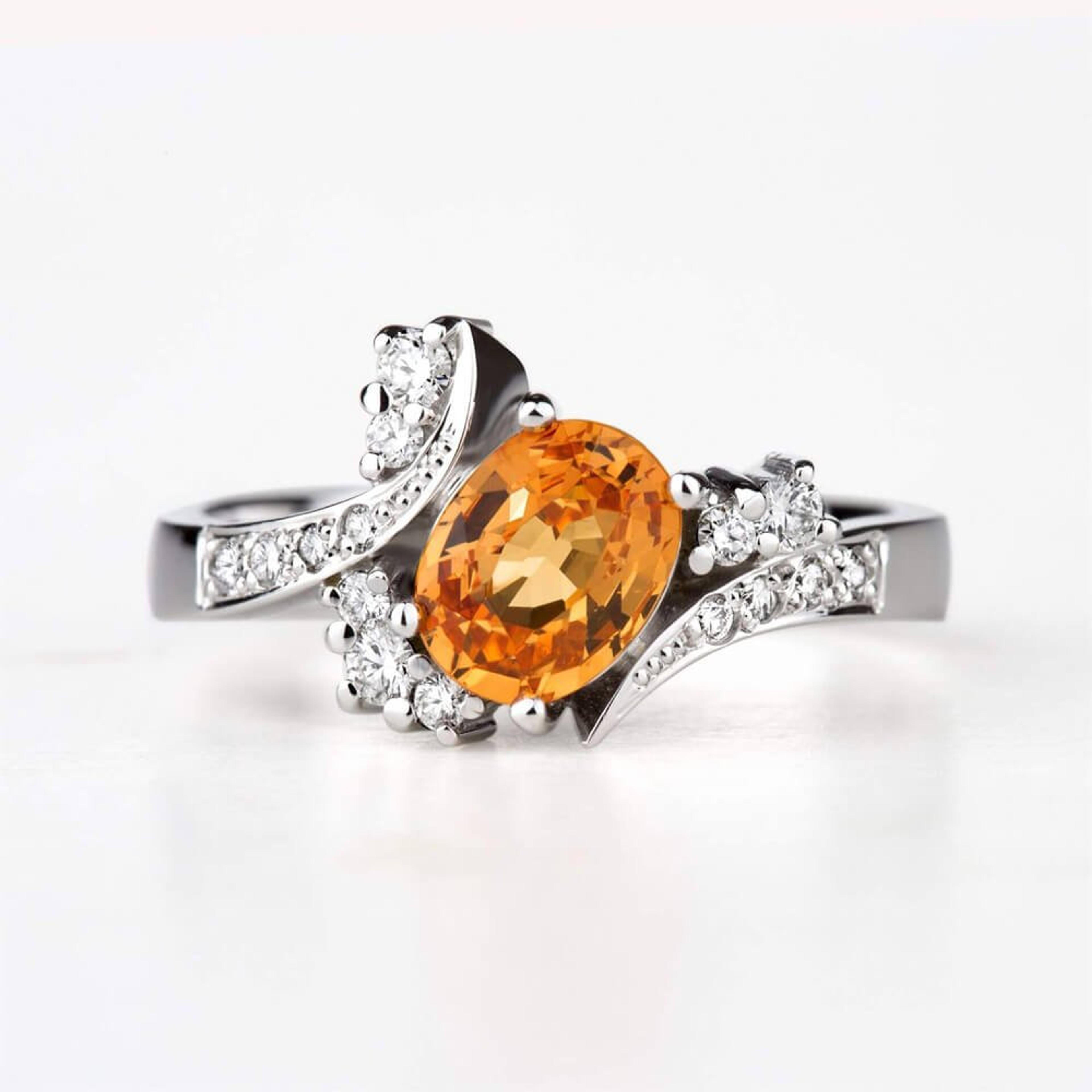 Prsten se spesartinem a diamanty 03, diamant, bílé zlato — Zlatnictví Vaněk Kolín