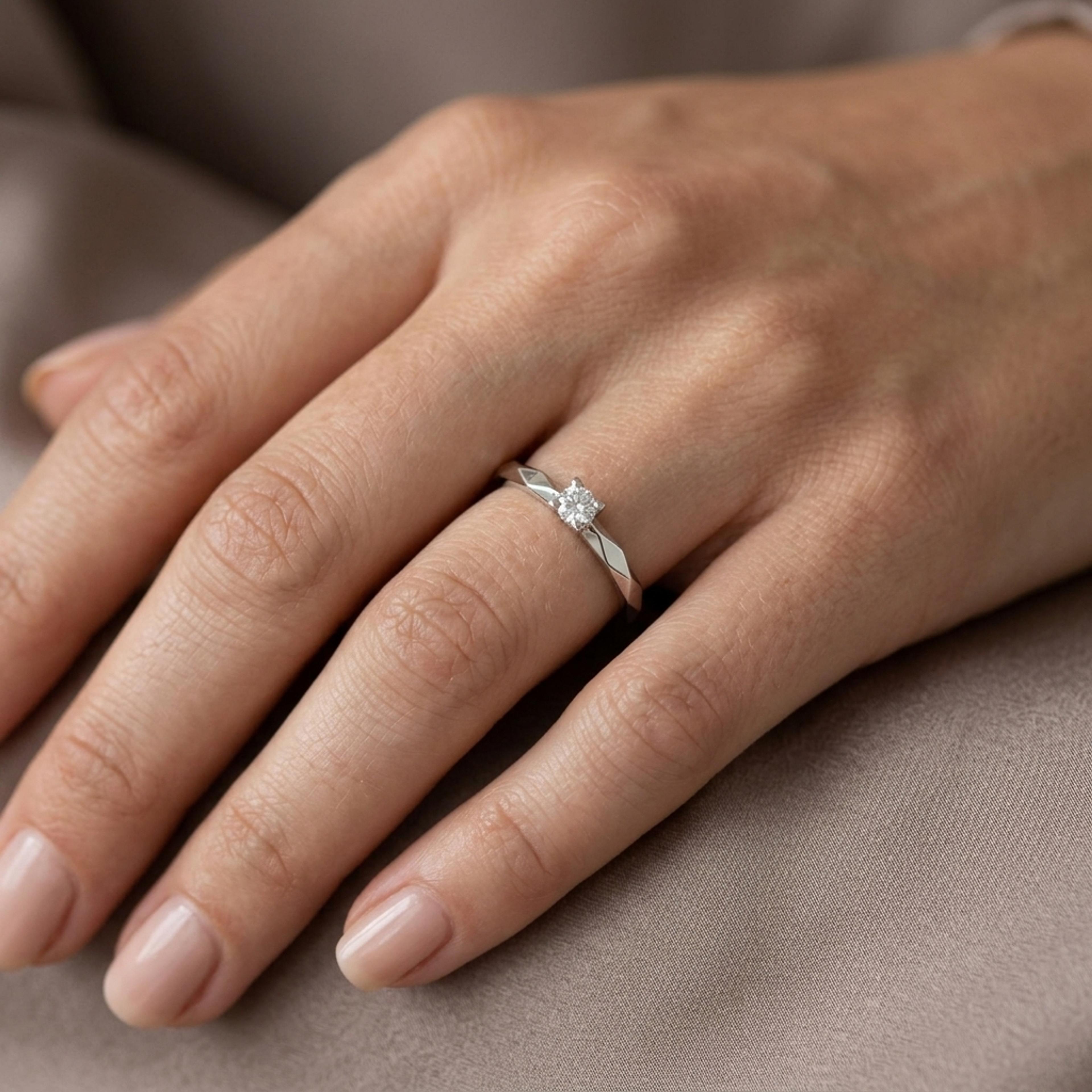 Diamantový prsten 117, diamant, bílé zlato na ruce — Zlatnictví Vaněk Kolín