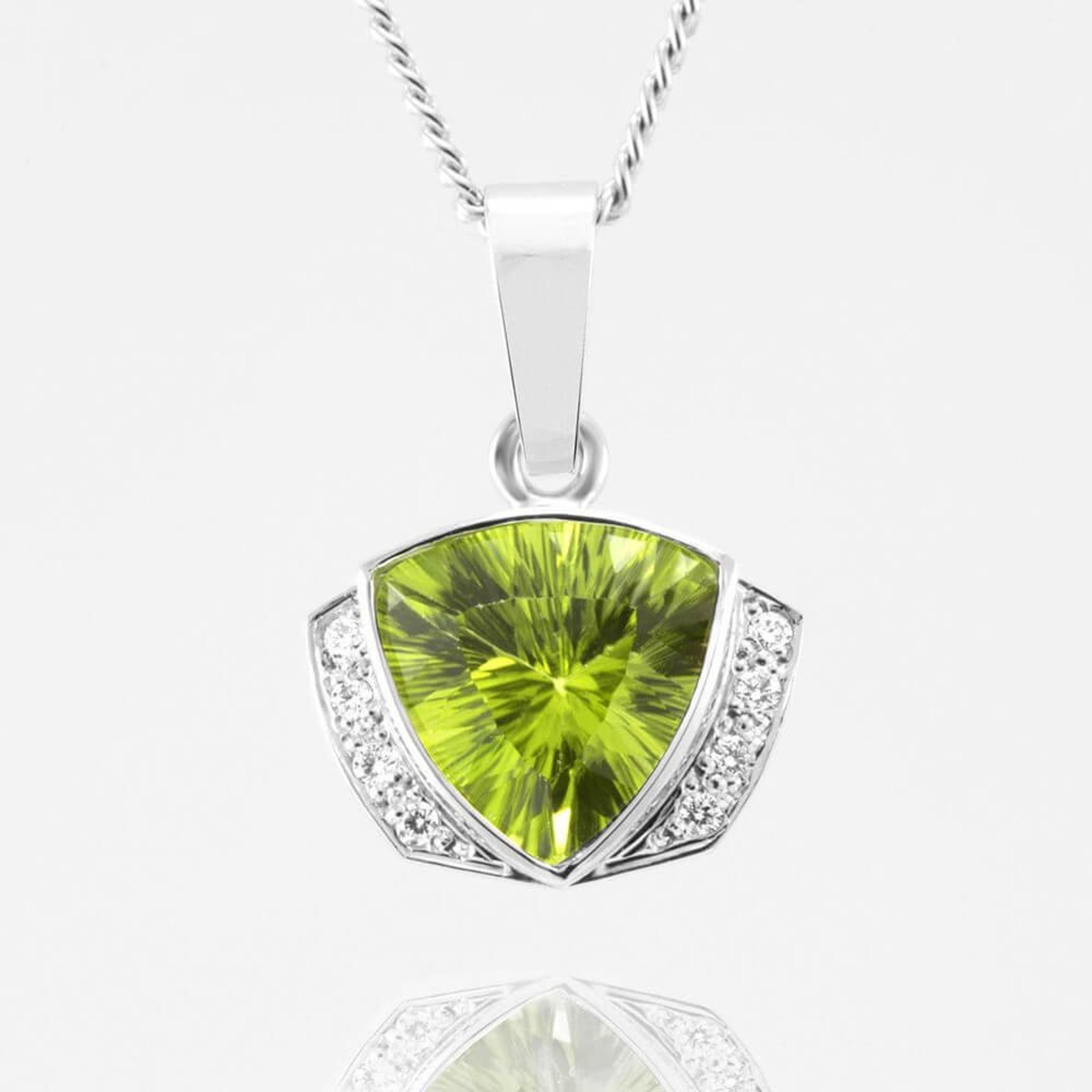 Přívěsek s olivínem a diamanty 01, diamant, bílé zlato — Zlatnictví Vaněk Kolín