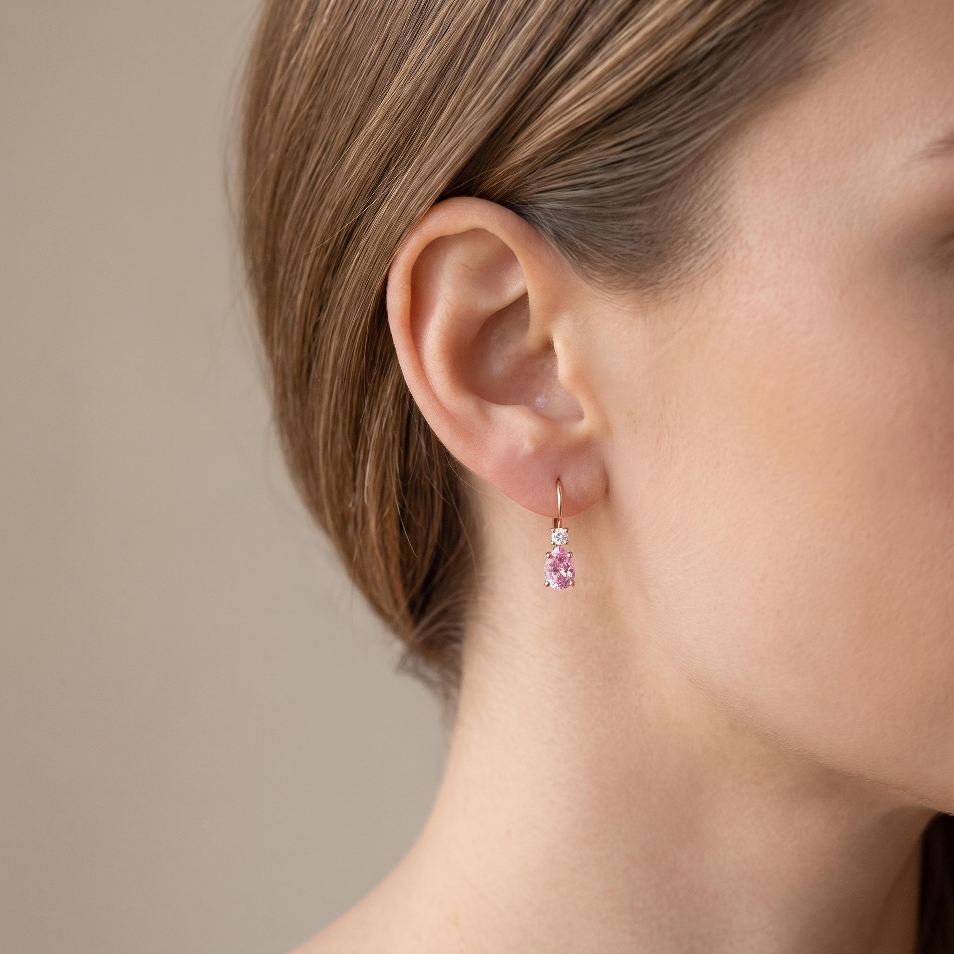 Náušnice s turmalínem a diamanty 08, diamant, růžové zlato na uchu — Zlatnictví Vaněk Kolín