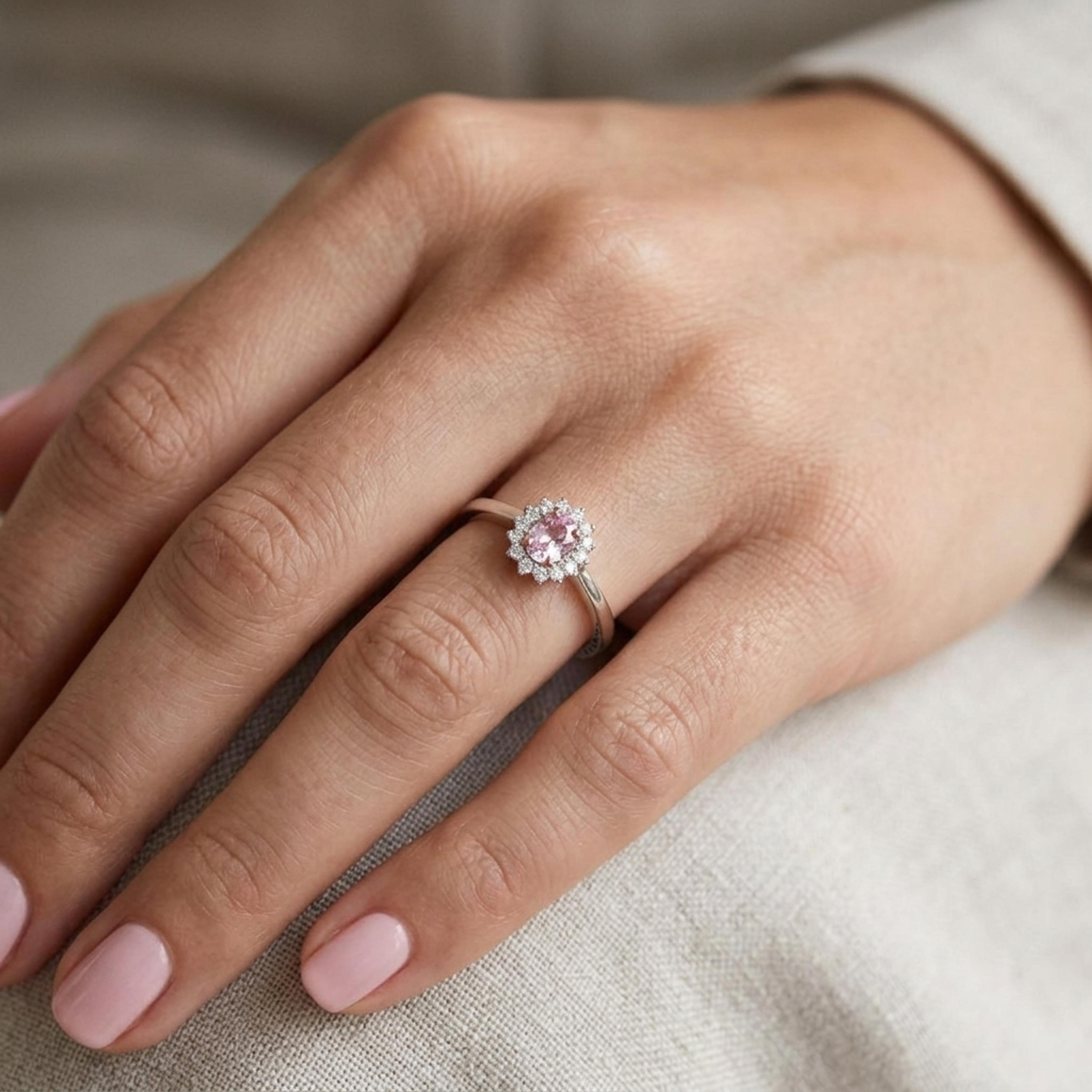 Prsten se spinelem a diamanty 15, diamant, bílé zlato na ruce — Zlatnictví Vaněk Kolín