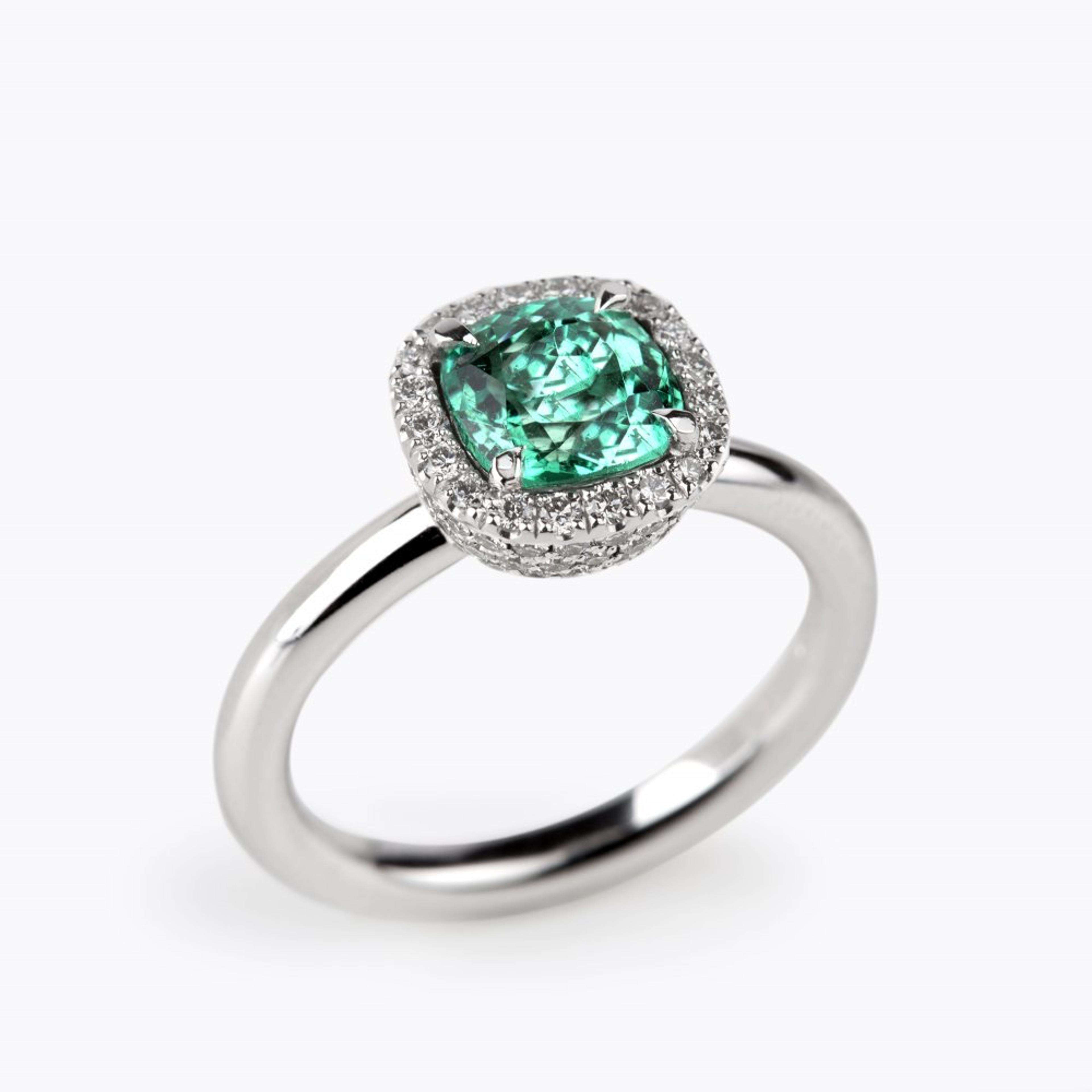 Prsten se smaragdem a diamanty 09, diamant, bílé zlato — Zlatnictví Vaněk Kolín