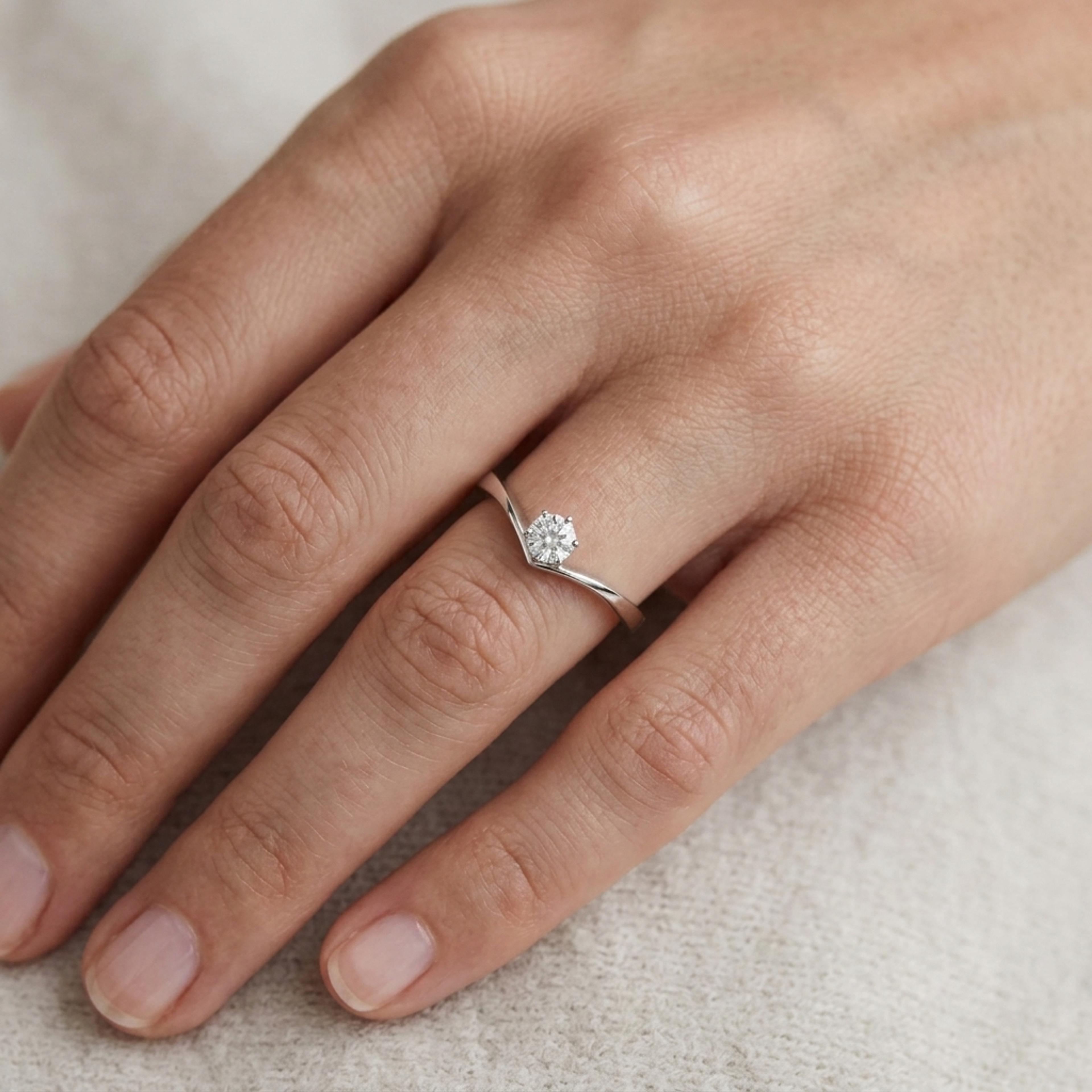 Diamantový prsten 124, diamant, bílé zlato na ruce — Zlatnictví Vaněk Kolín