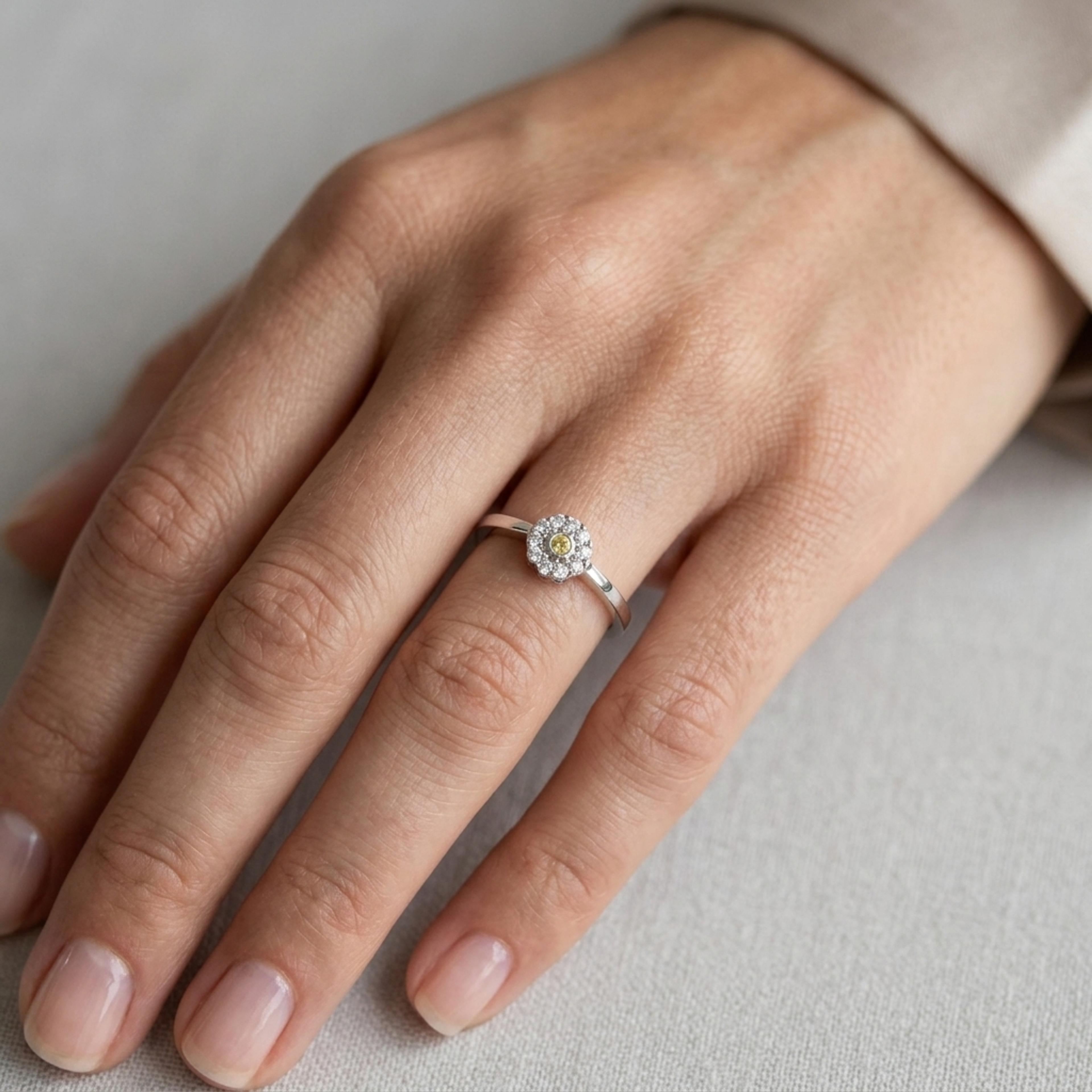Diamantový prsten 89, barevný diamant, bílé zlato na ruce — Zlatnictví Vaněk Kolín