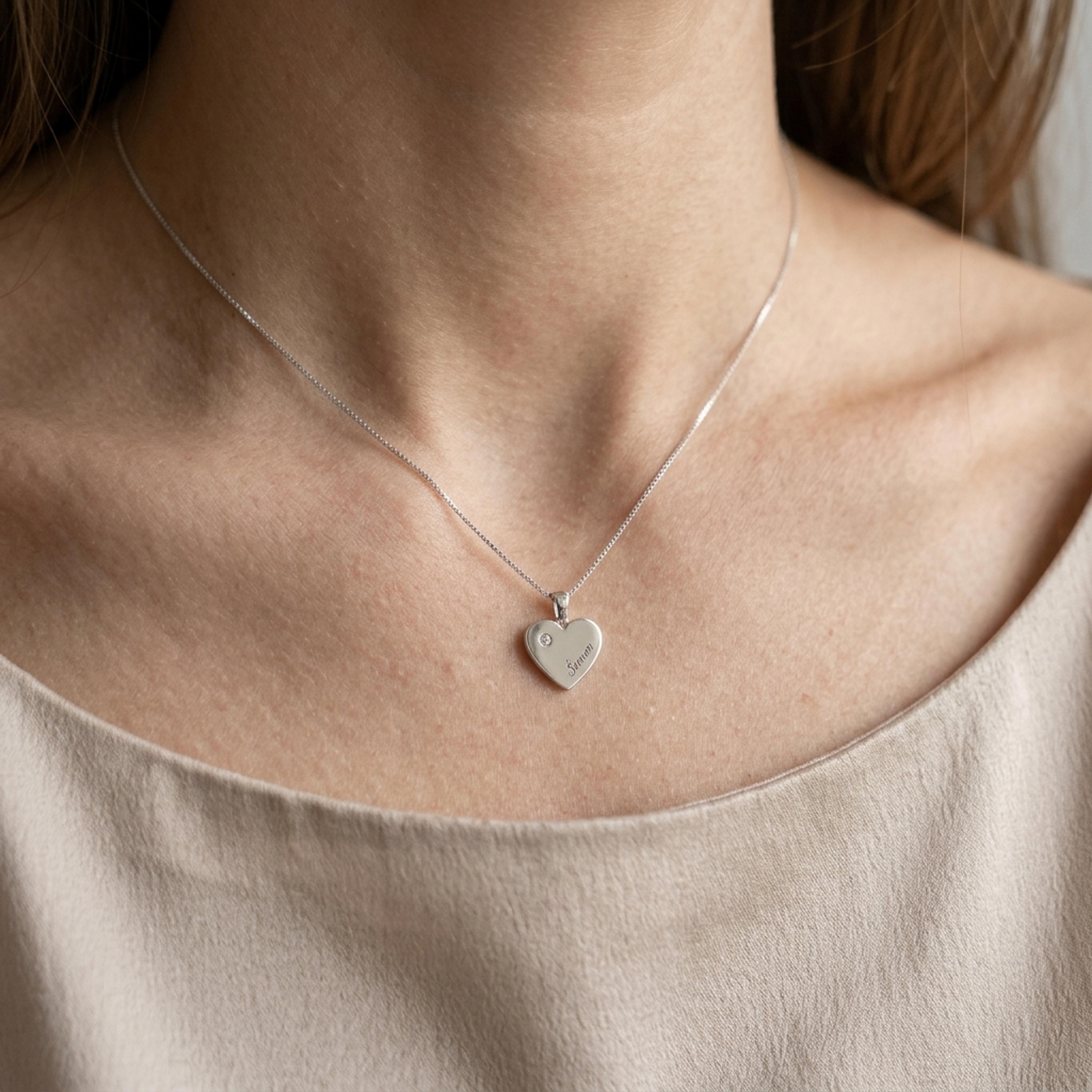 Diamantový přívěsek 65, diamant, bílé zlato na krku — Zlatnictví Vaněk Kolín