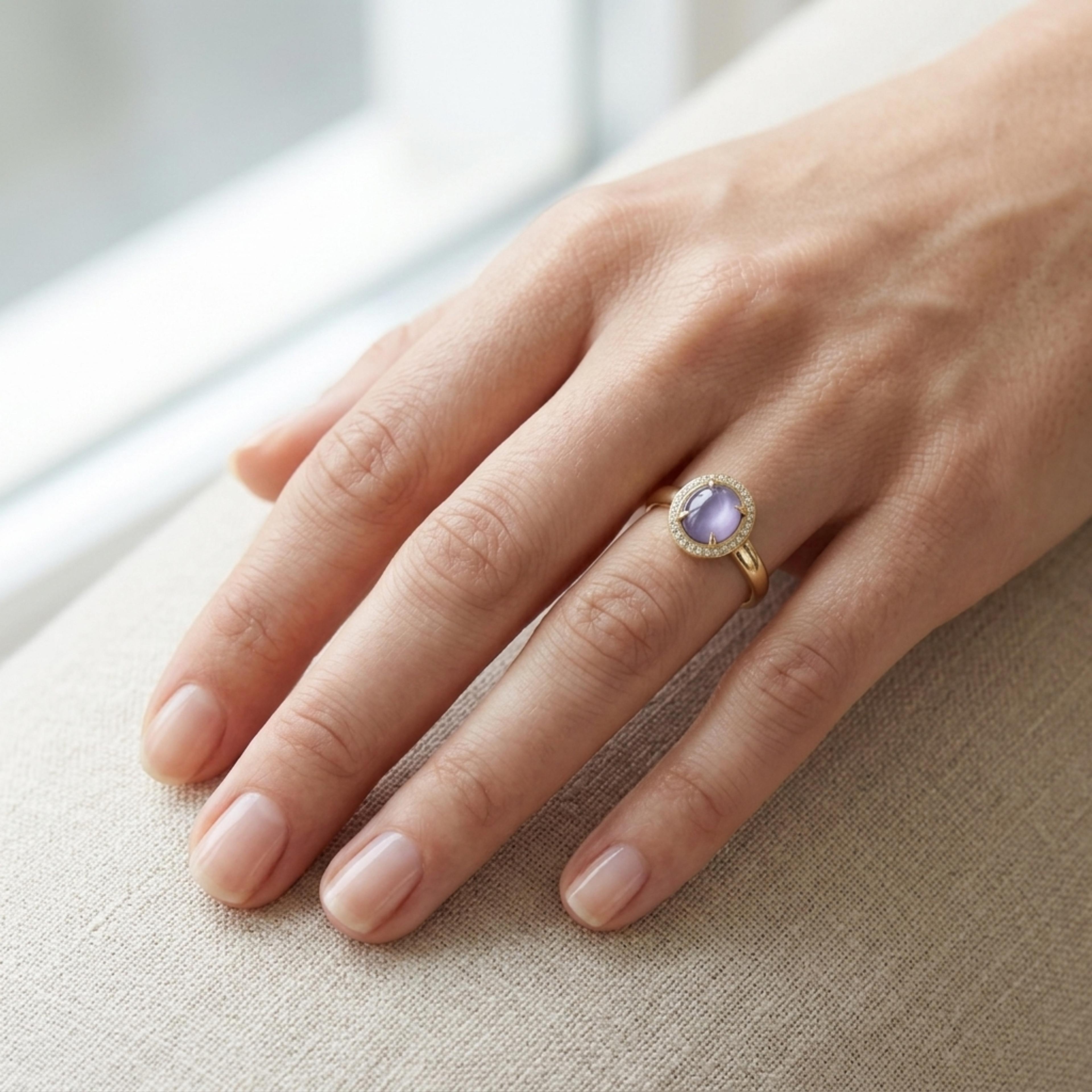 Prsten se safírem a diamanty 30, diamant, žluté zlato na ruce — Zlatnictví Vaněk Kolín