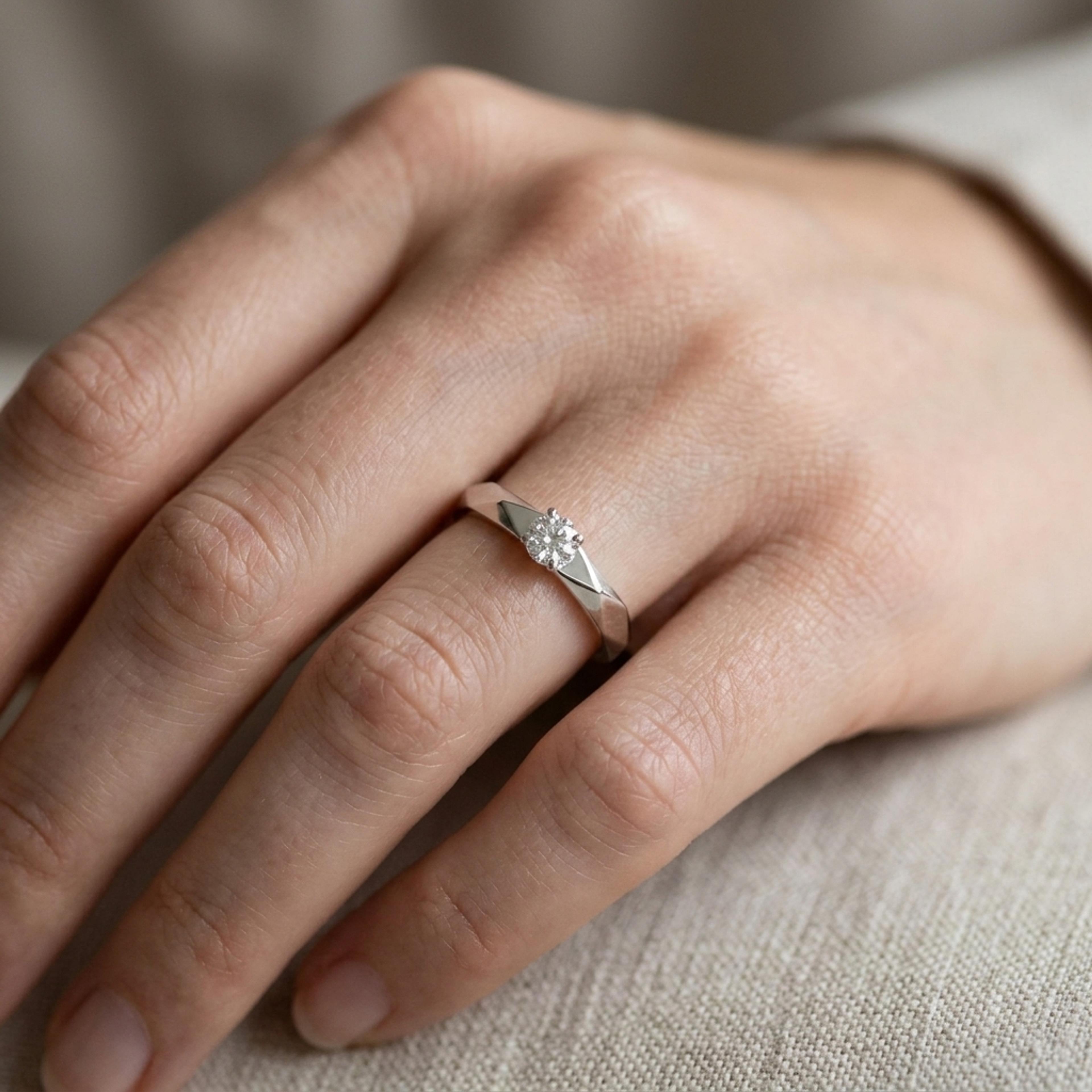 Diamantový prsten 130, diamant, bílé zlato na ruce — Zlatnictví Vaněk Kolín