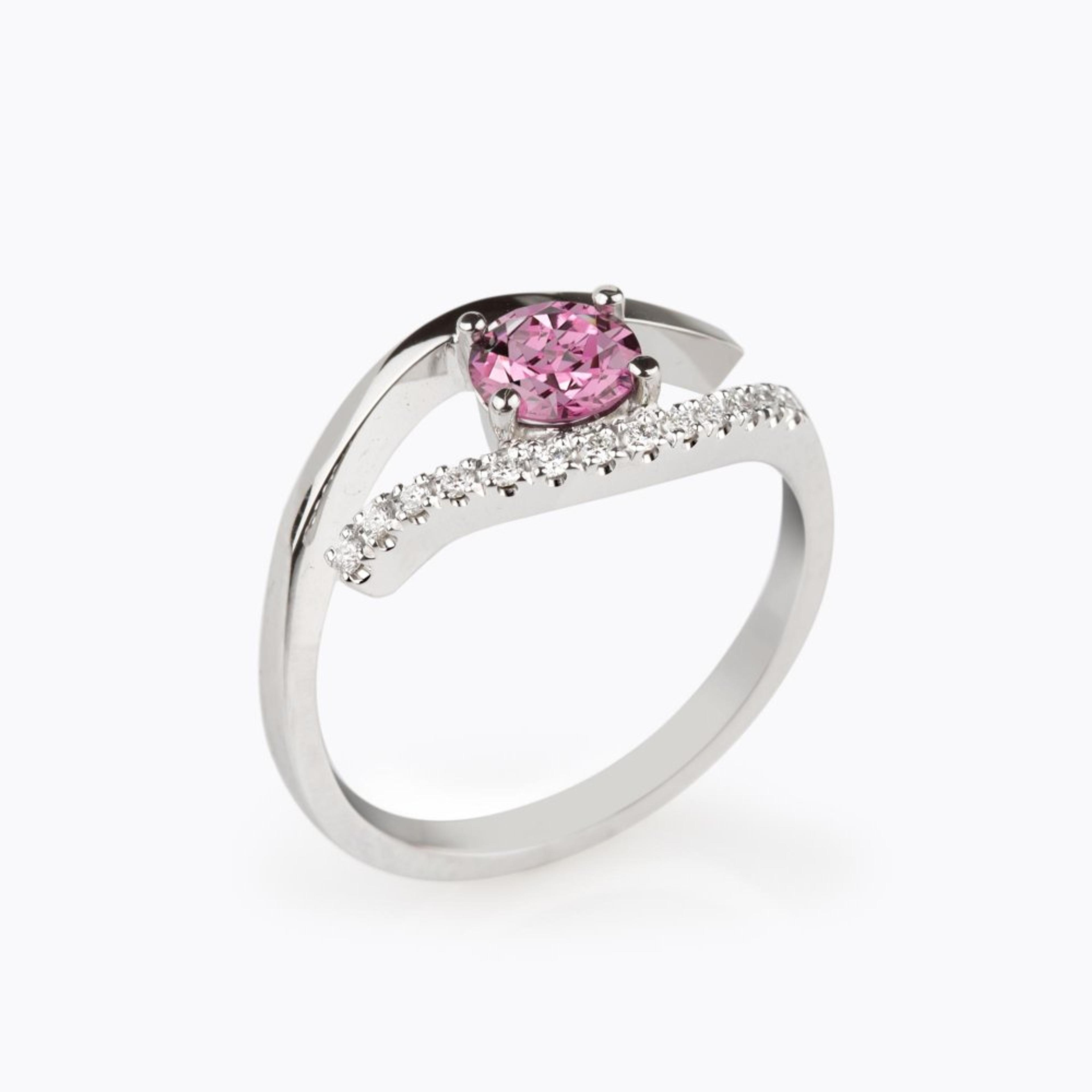 Prsten s granátem a diamanty 04, diamant, bílé zlato — Zlatnictví Vaněk Kolín