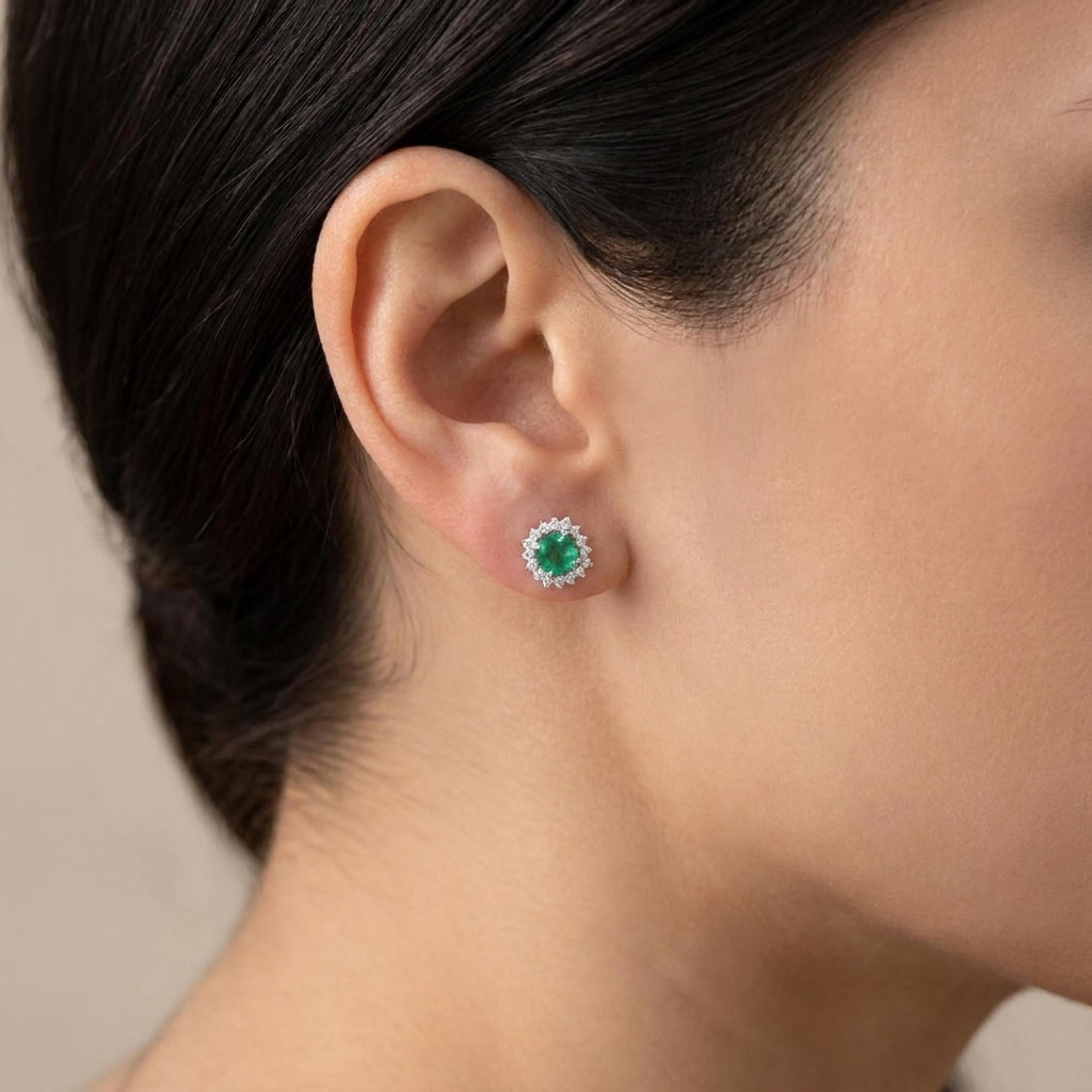 Náušnice se smaragdy a diamanty 08, diamant, bílé zlato na uchu — Zlatnictví Vaněk Kolín