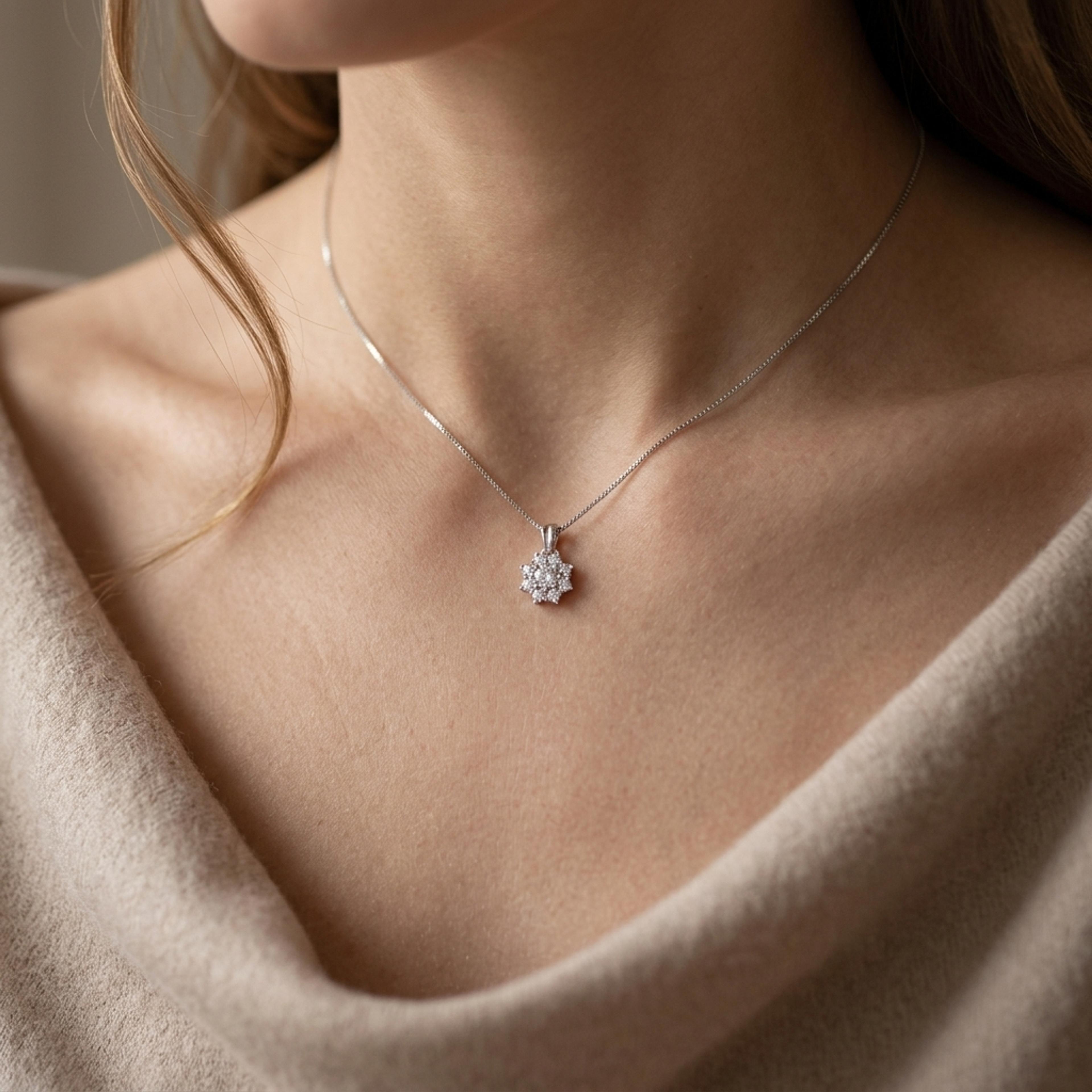 Diamantový přívěsek 72, diamant na krku — Zlatnictví Vaněk Kolín