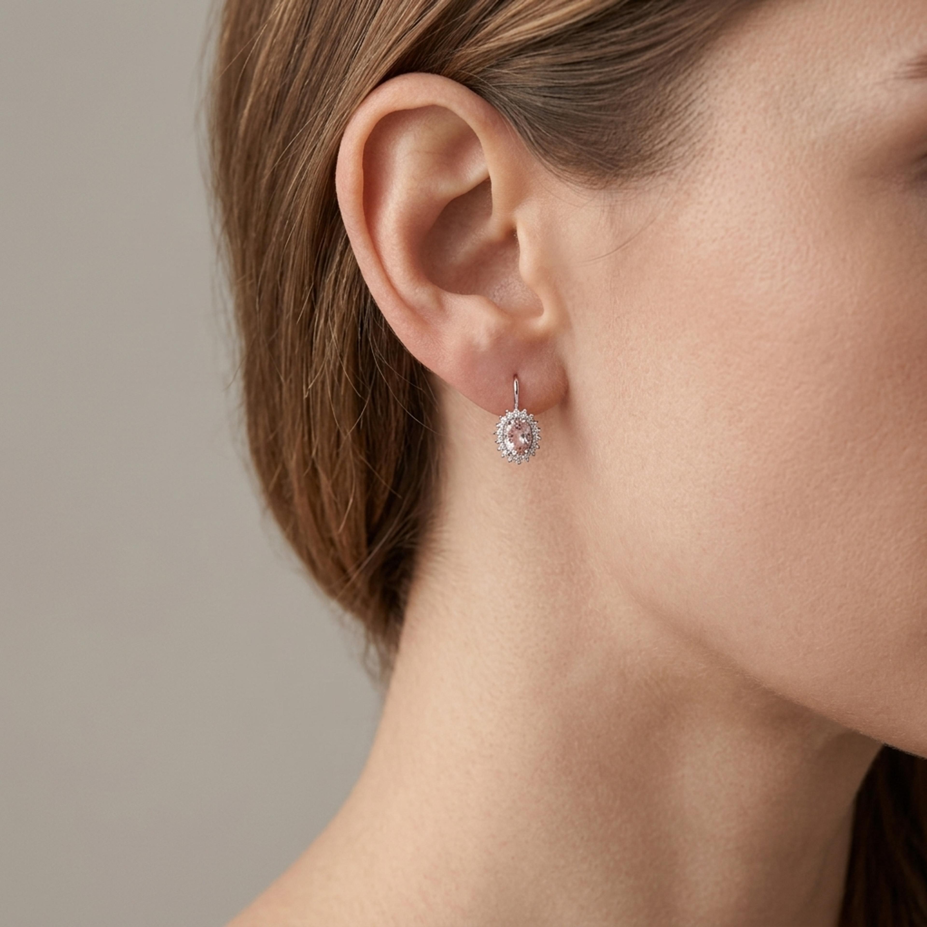 Náušnice s morganity a diamanty 03, diamant, bílé zlato na uchu — Zlatnictví Vaněk Kolín