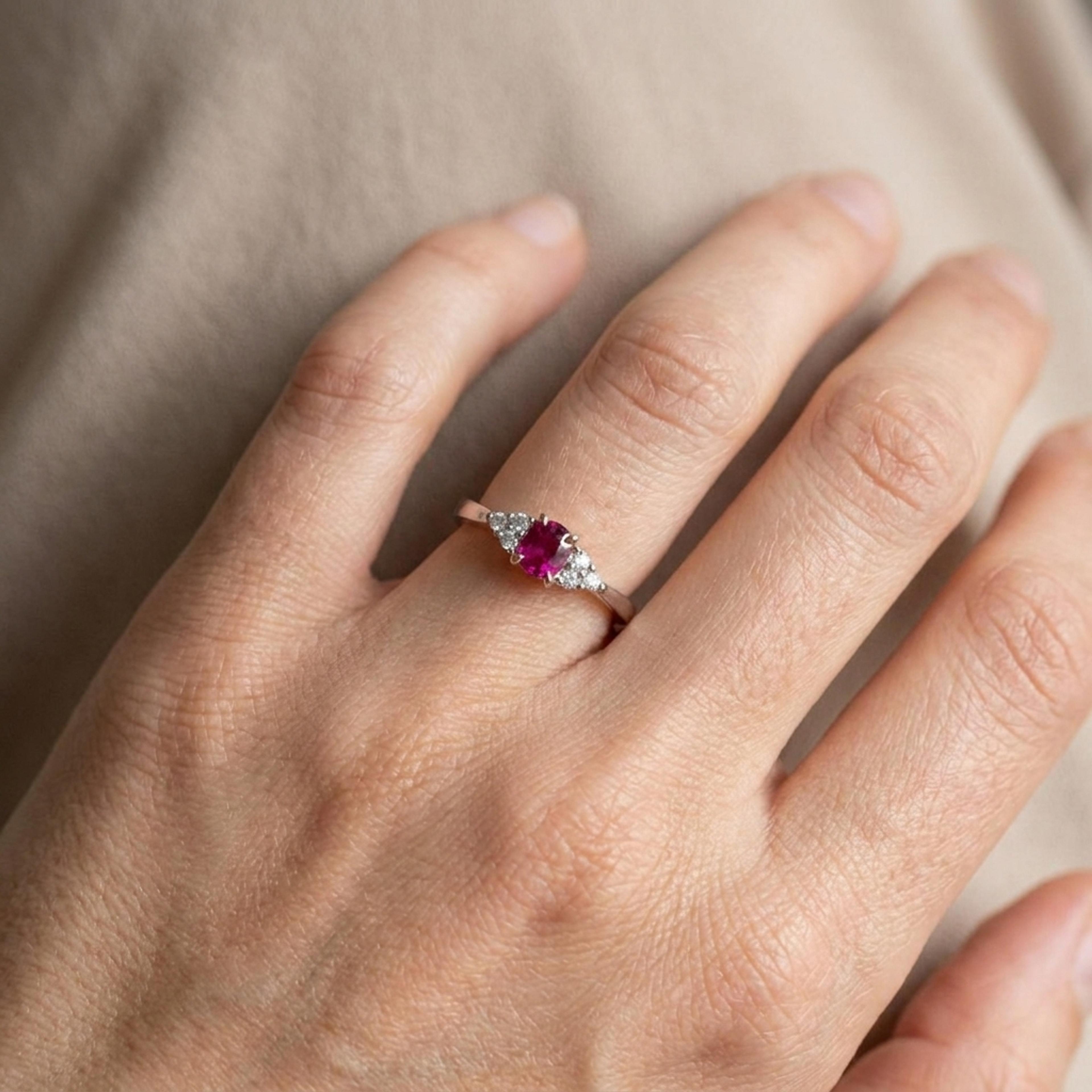 Prsten s rubínem a diamanty 16, diamant, bílé zlato na ruce — Zlatnictví Vaněk Kolín
