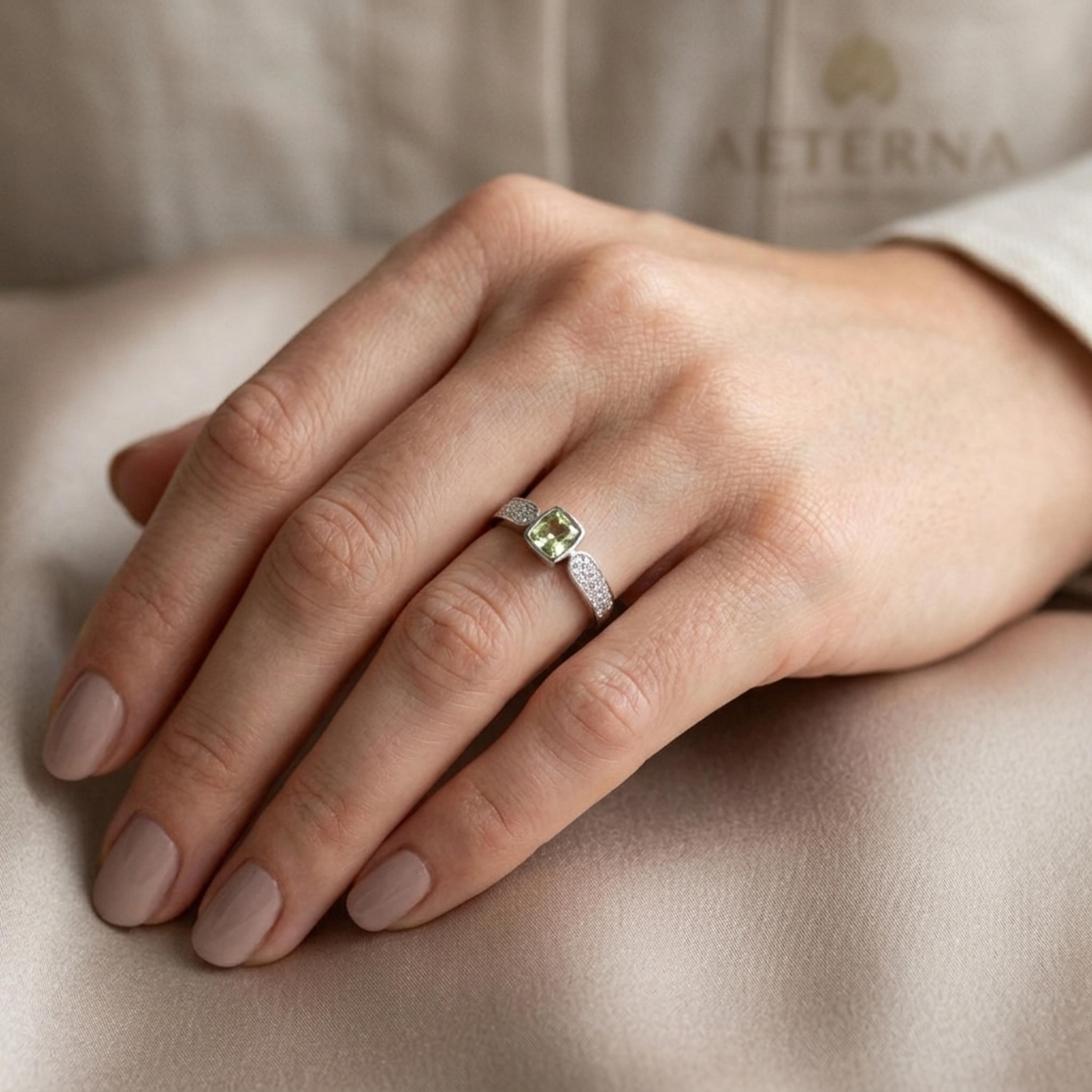 Prsten s chrysoberylem a diamanty 03, diamant, bílé zlato na ruce — Zlatnictví Vaněk Kolín