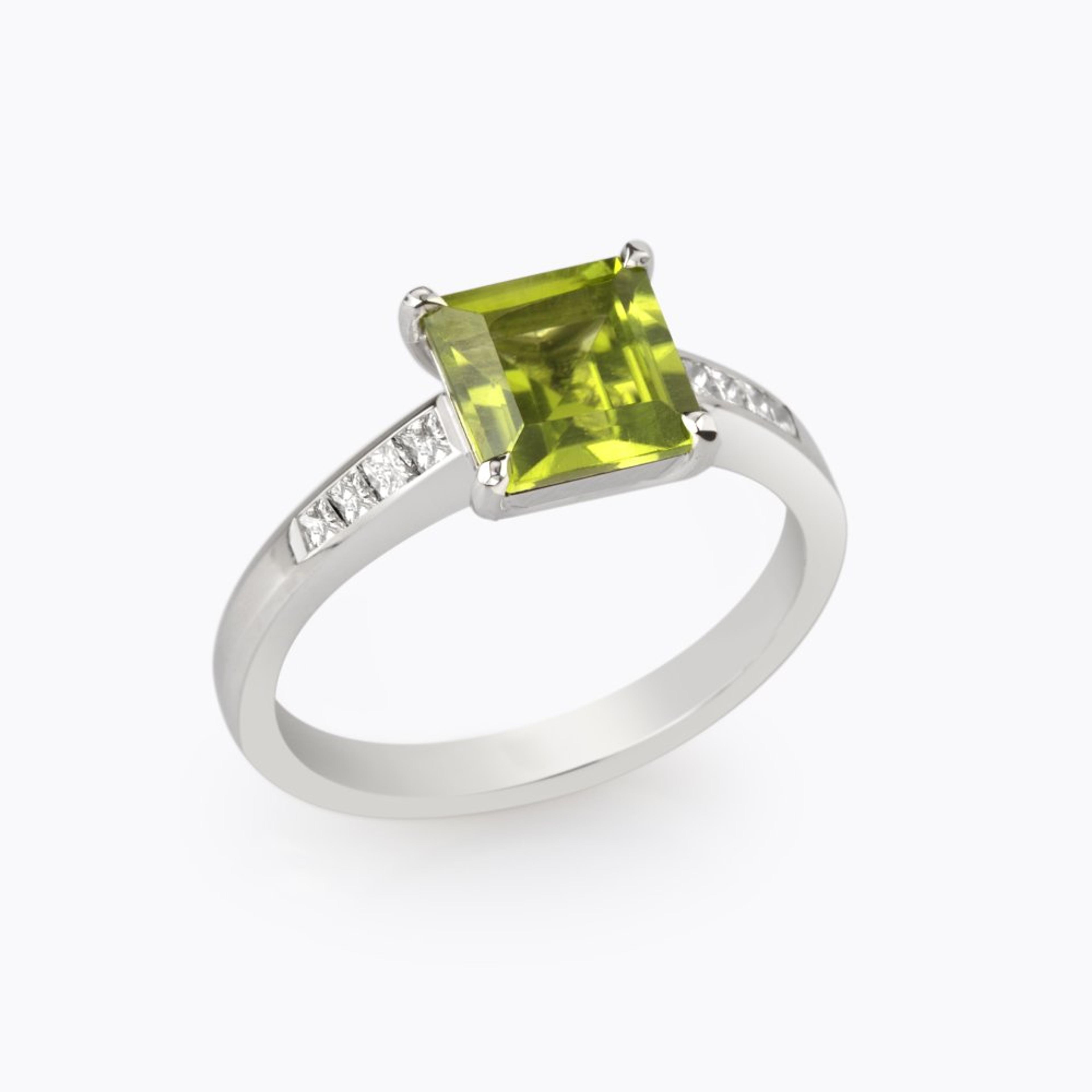 Prsten s olivínem a diamanty 02, diamant, bílé zlato — Zlatnictví Vaněk Kolín