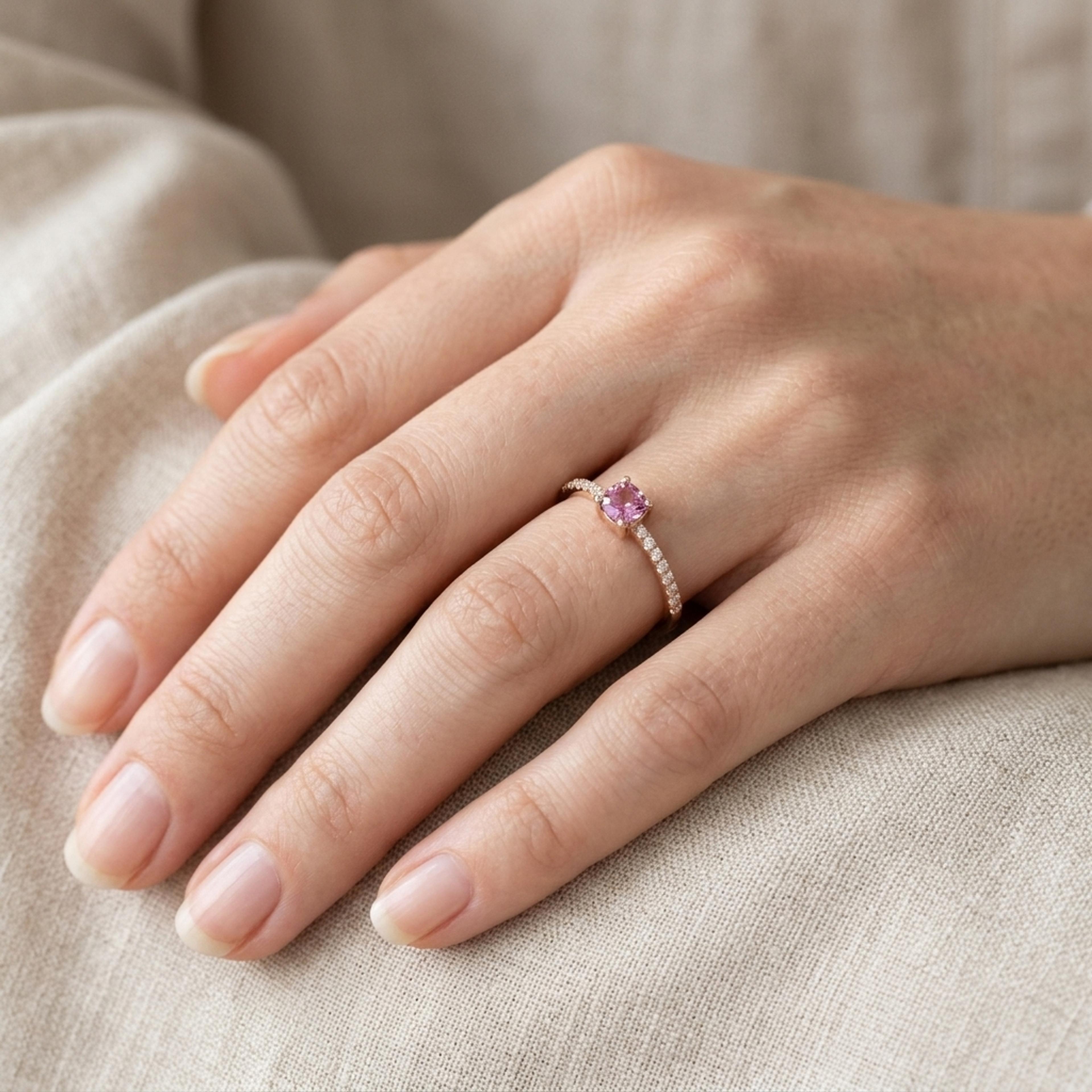 Prsten s granátem a diamanty 01, diamant, růžové zlato na ruce — Zlatnictví Vaněk Kolín