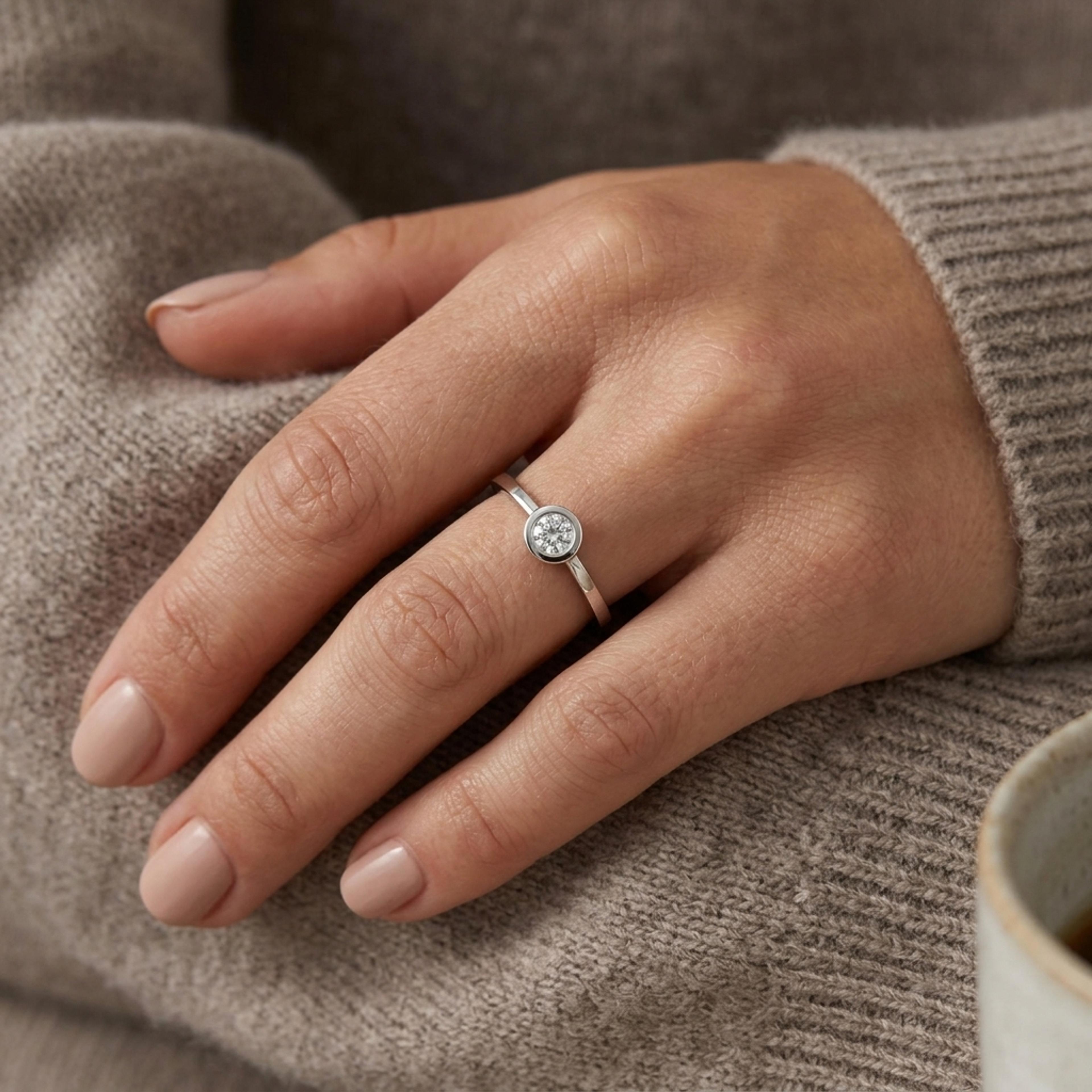 Diamantový prsten 100, diamant, bílé zlato na ruce — Zlatnictví Vaněk Kolín