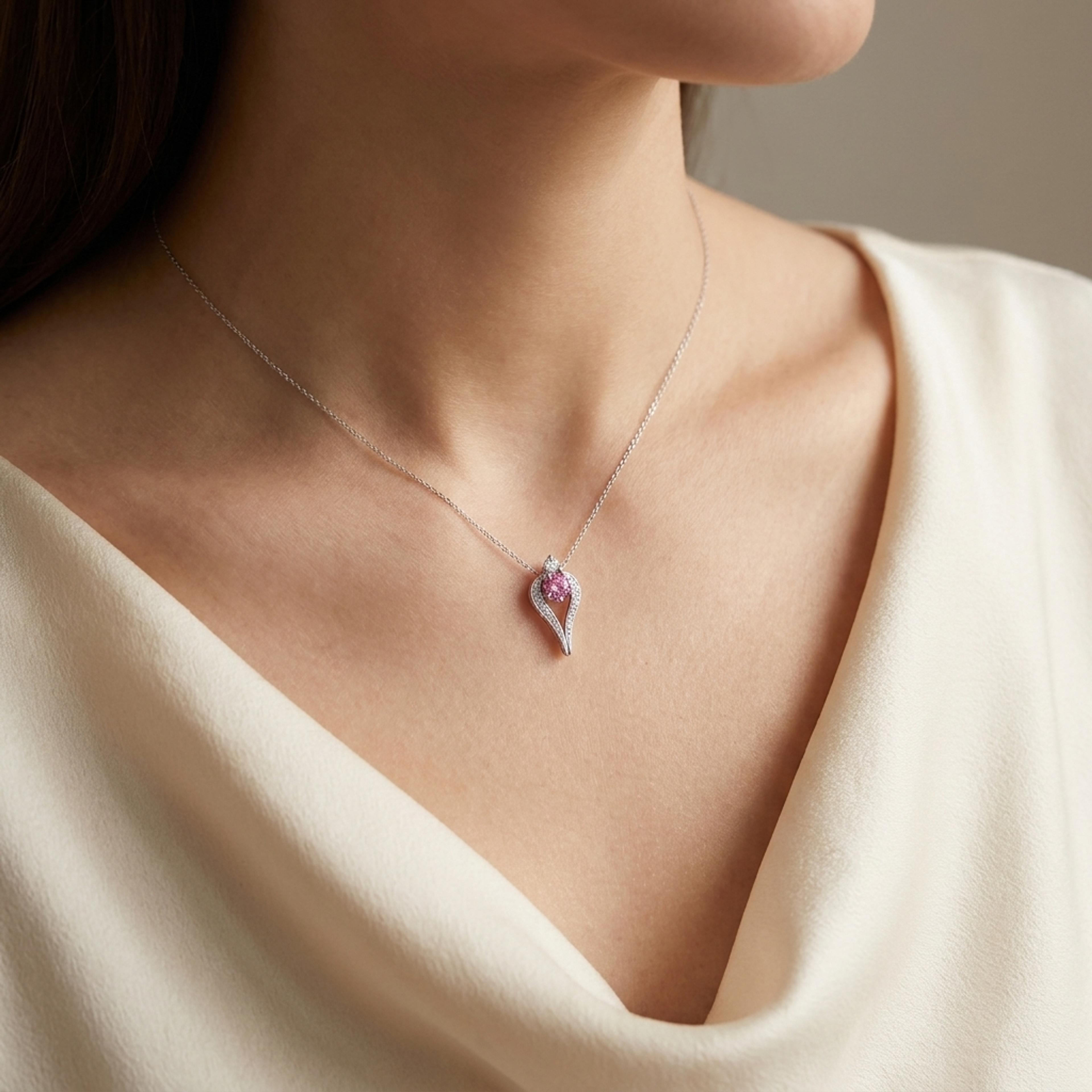 Přívěsek se spinelem a diamanty 01, diamant, bílé zlato na krku — Zlatnictví Vaněk Kolín