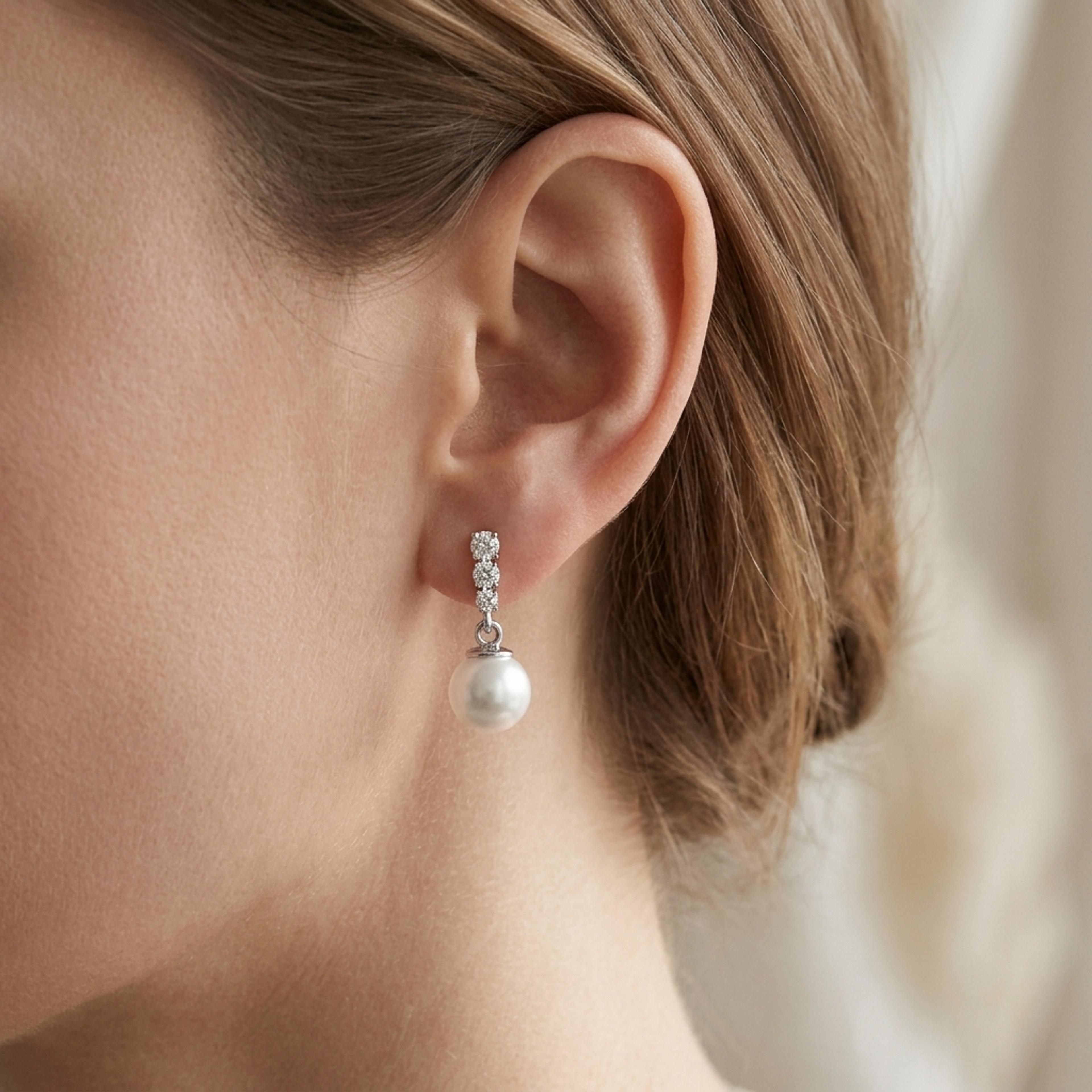 Náušnice s diamanty a perlou 08, diamant, bílé zlato na uchu — Zlatnictví Vaněk Kolín