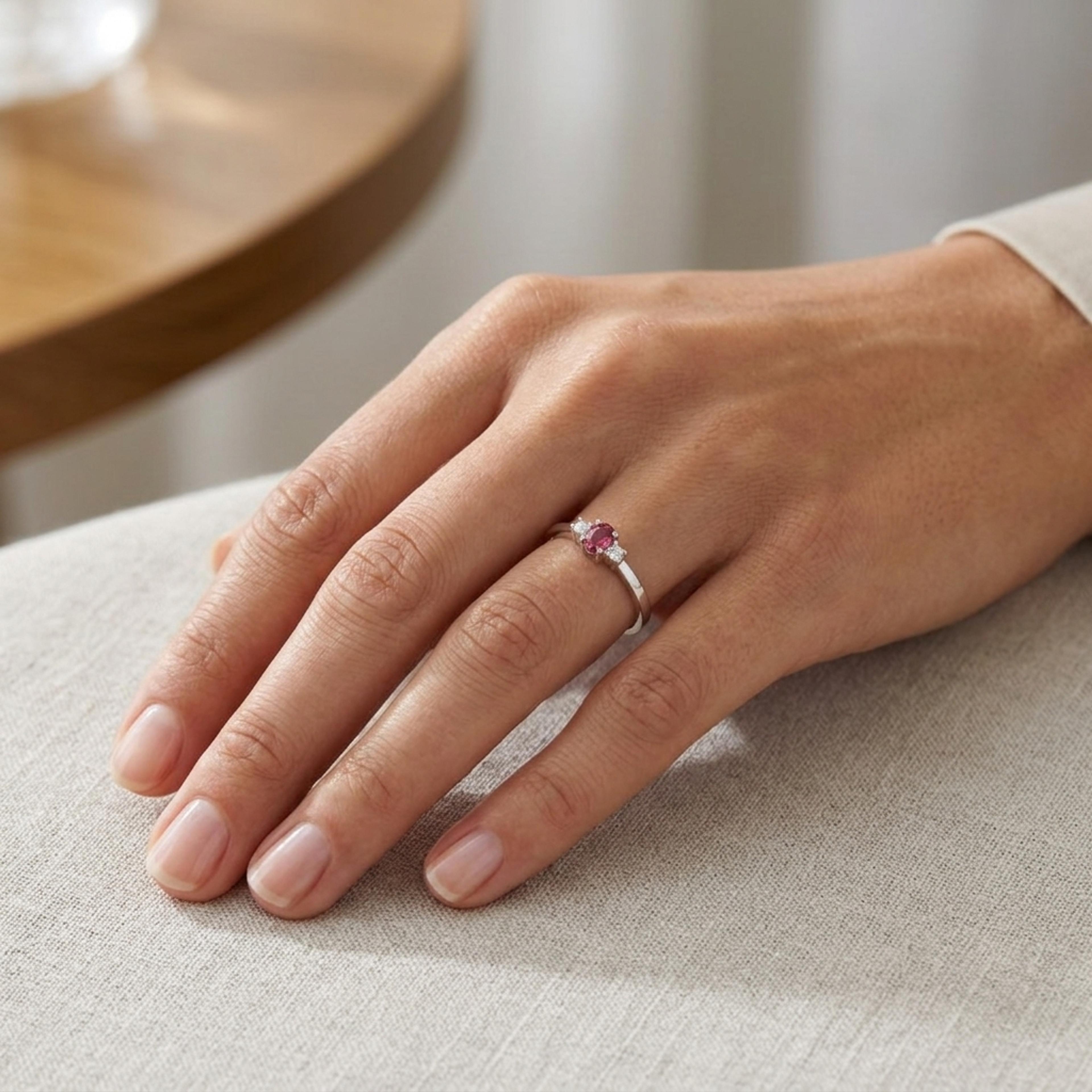 Prsten s rubínem a diamanty 12, diamant, bílé zlato na ruce — Zlatnictví Vaněk Kolín