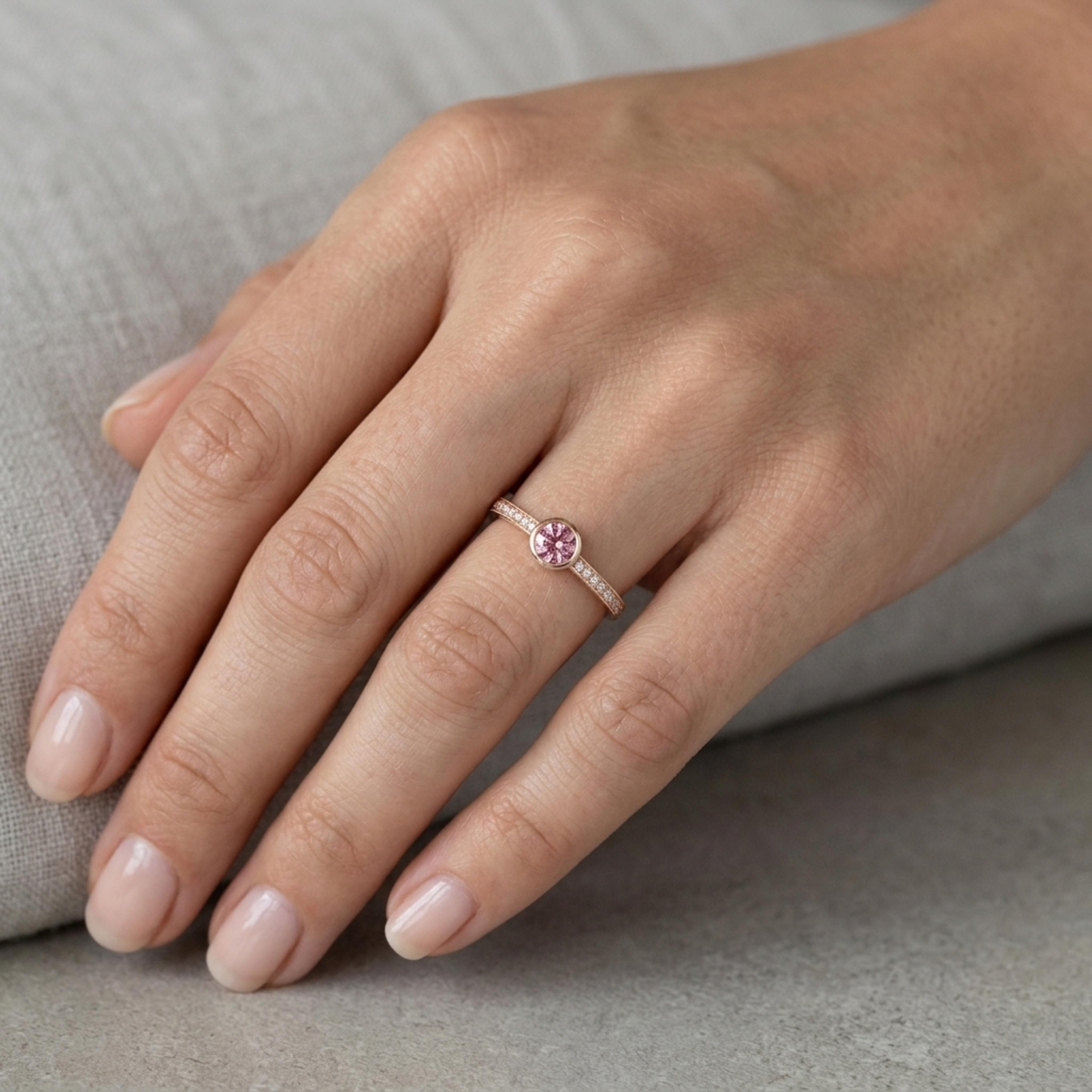 Prsten s turmalínem a diamanty 11, diamant, růžové zlato na ruce — Zlatnictví Vaněk Kolín