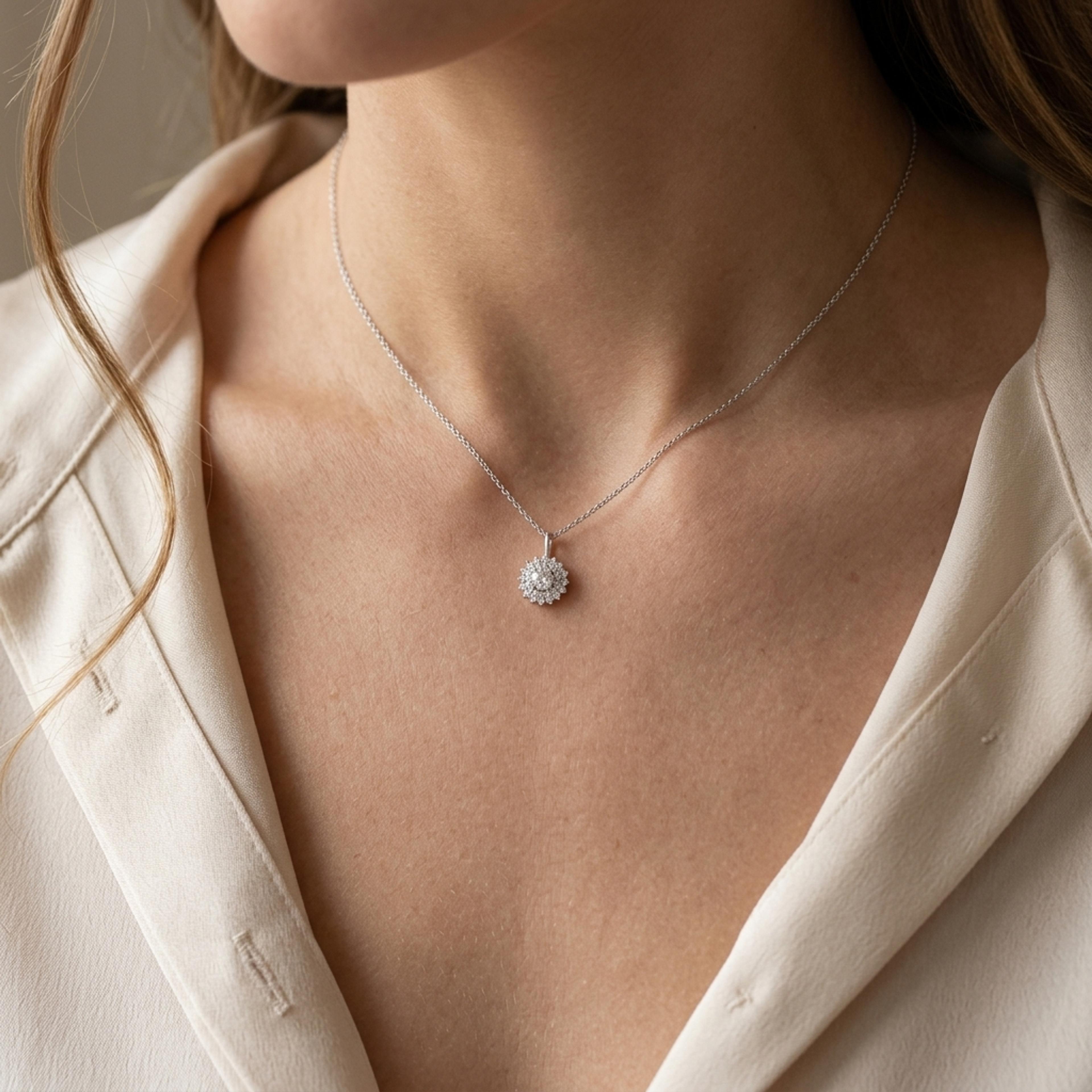 Diamantový přívěsek 70, diamant na krku — Zlatnictví Vaněk Kolín