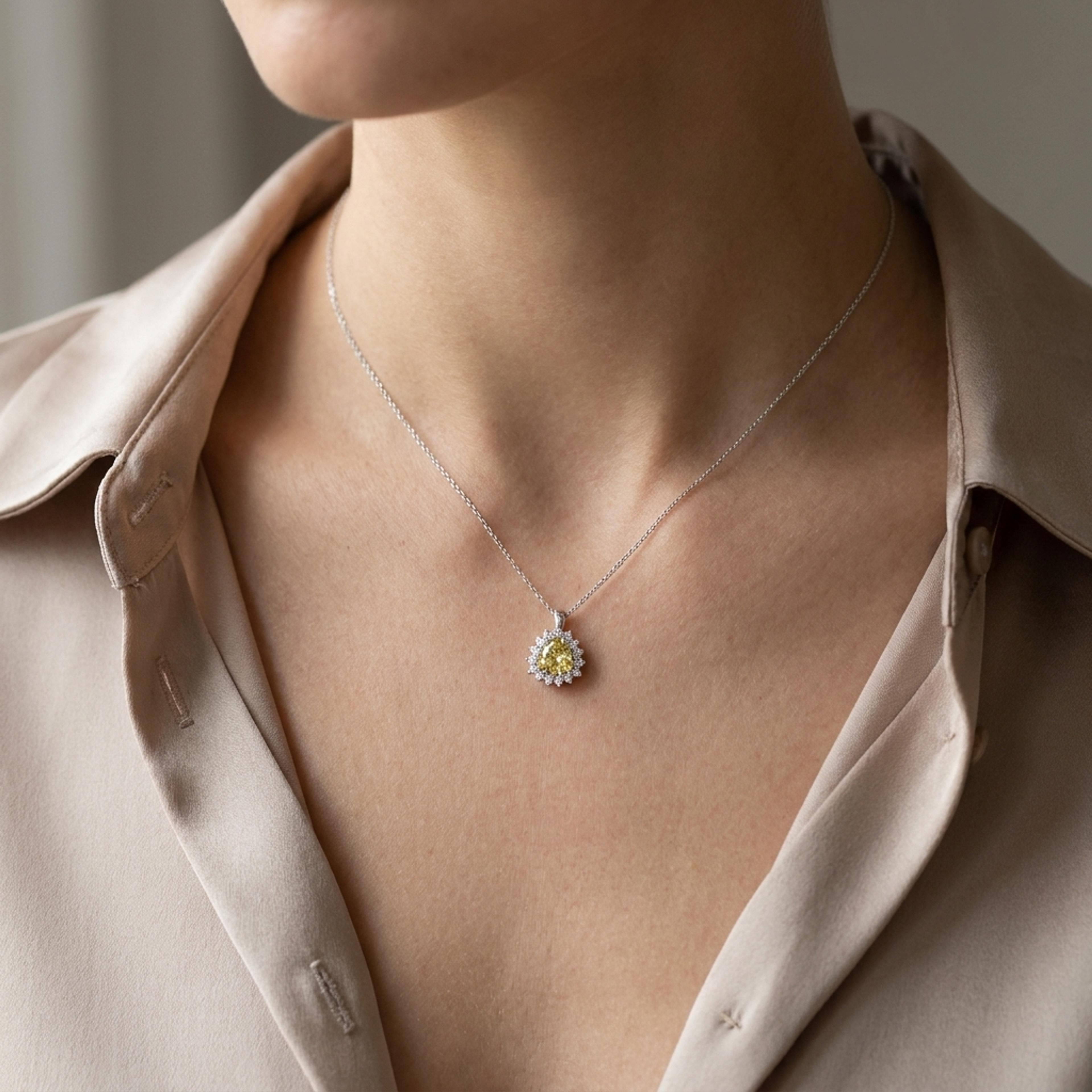 Přívěsek s chrysoberylem a diamanty 02, diamant, bílé zlato na krku — Zlatnictví Vaněk Kolín