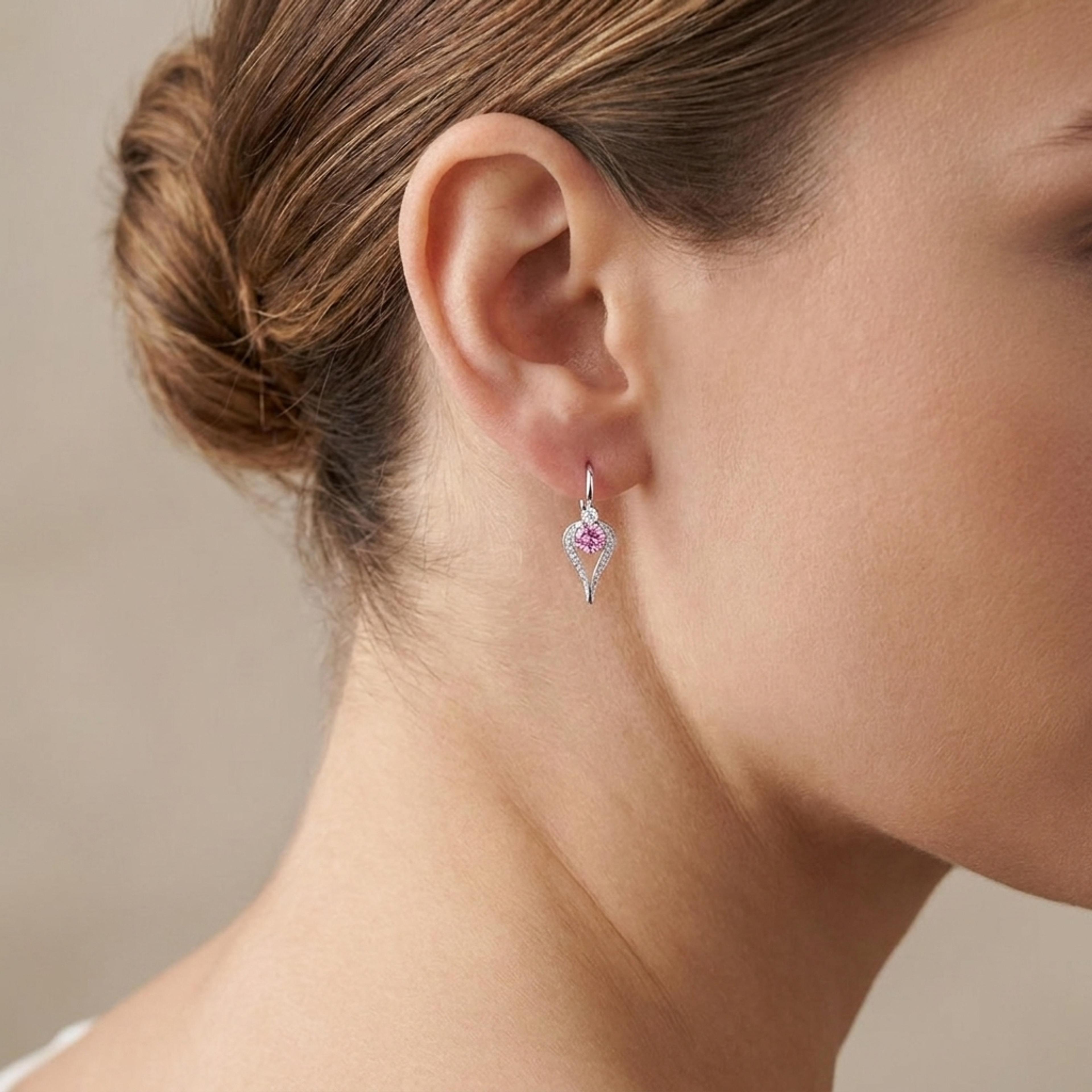 Náušnice se spinely a diamanty 03, diamant, bílé zlato na uchu — Zlatnictví Vaněk Kolín