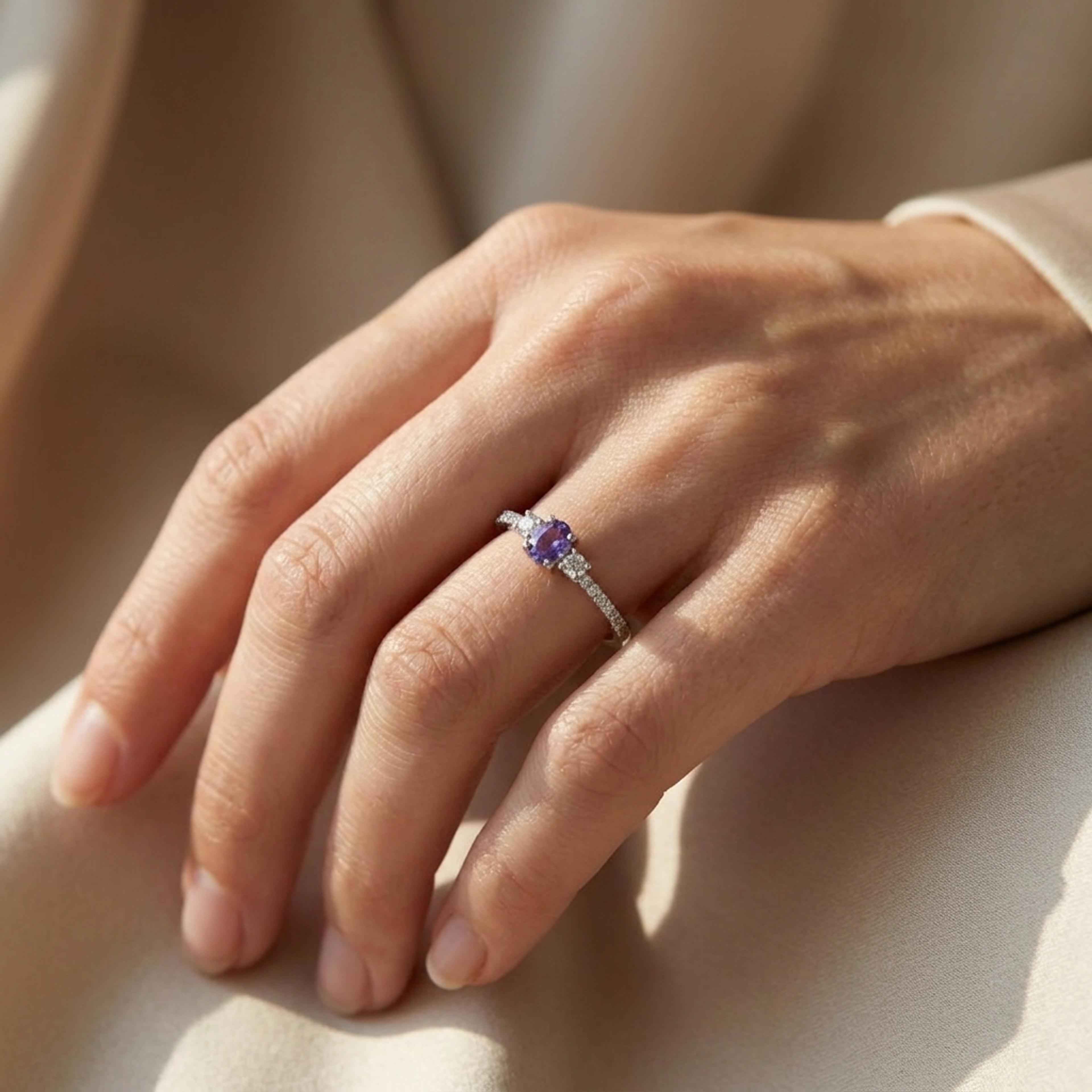 Prsten se safírem a diamanty 28, diamant, bílé zlato na ruce — Zlatnictví Vaněk Kolín