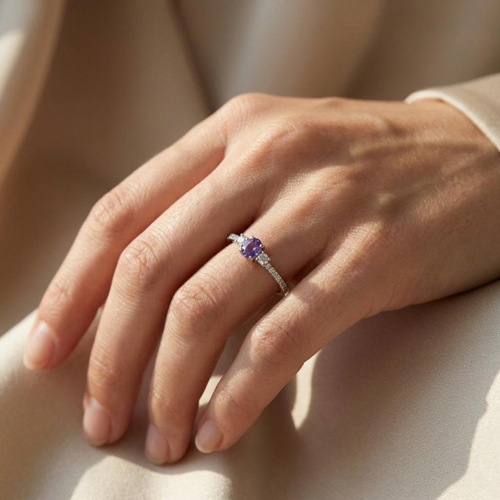Prsten se safírem a diamanty 28, diamant, bílé zlato na ruce — Zlatnictví Vaněk Kolín