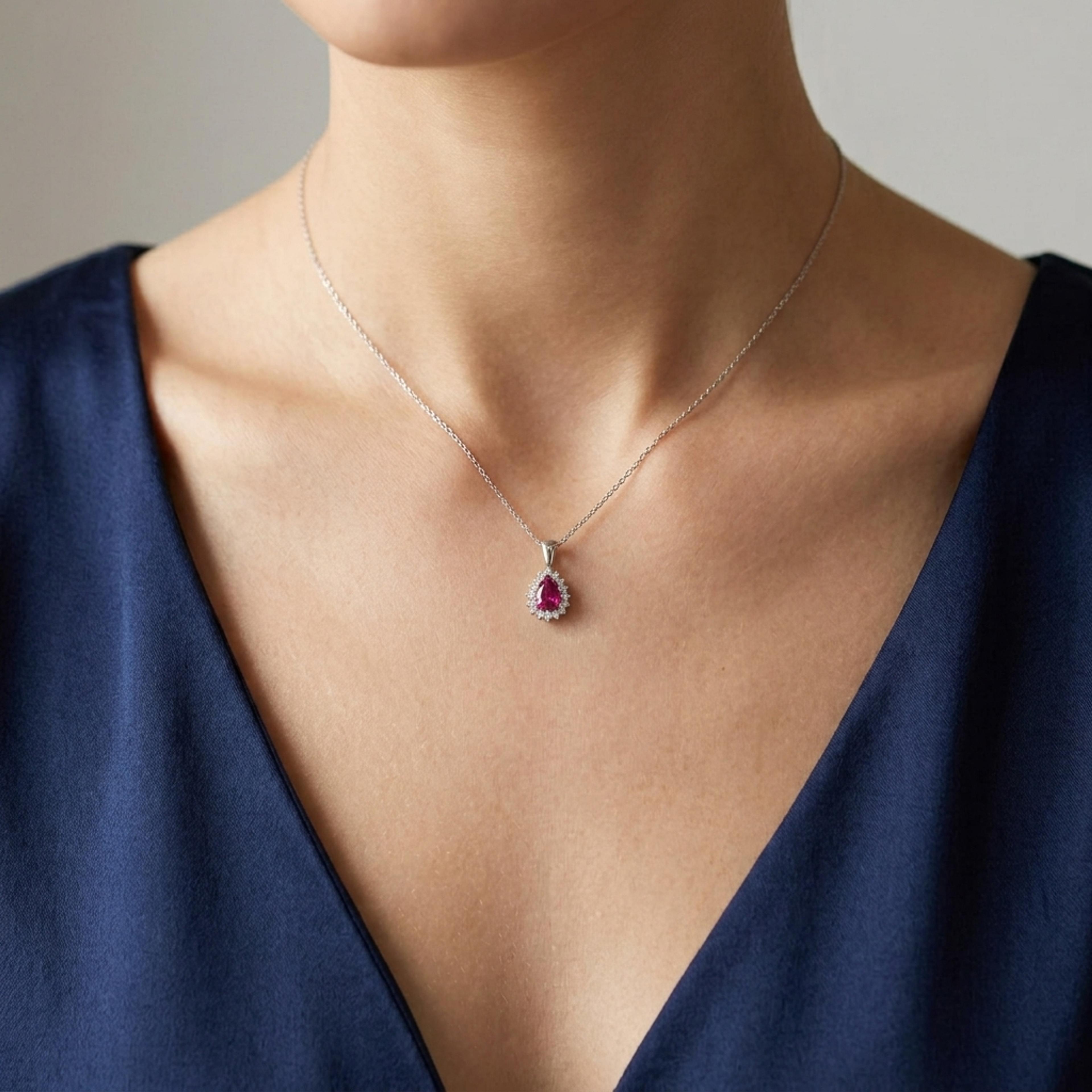 Přívěsek s rubínem a diamanty 03, diamant, bílé zlato na krku — Zlatnictví Vaněk Kolín