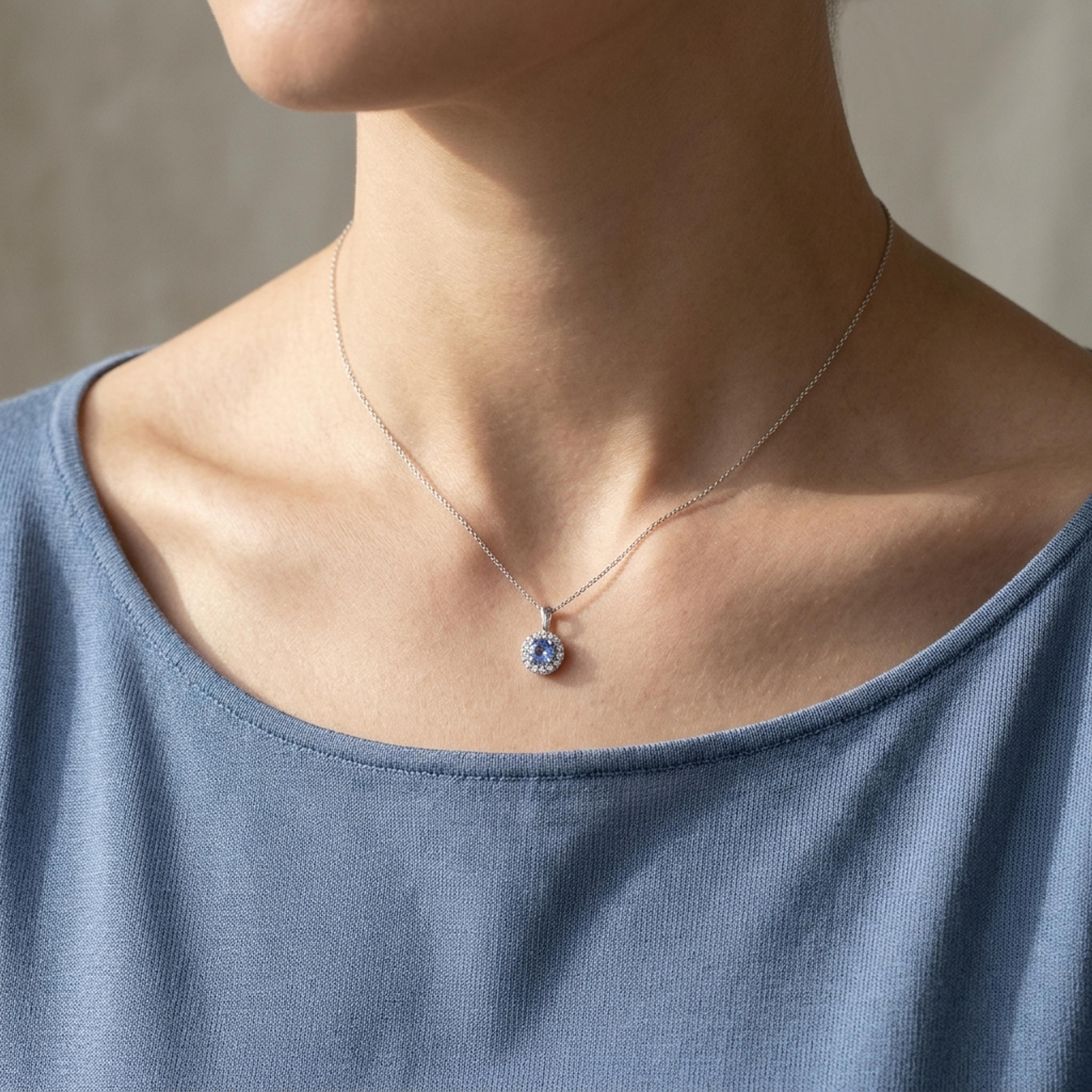 Přívěsek se safírem a diamanty 05, diamant, bílé zlato na krku — Zlatnictví Vaněk Kolín