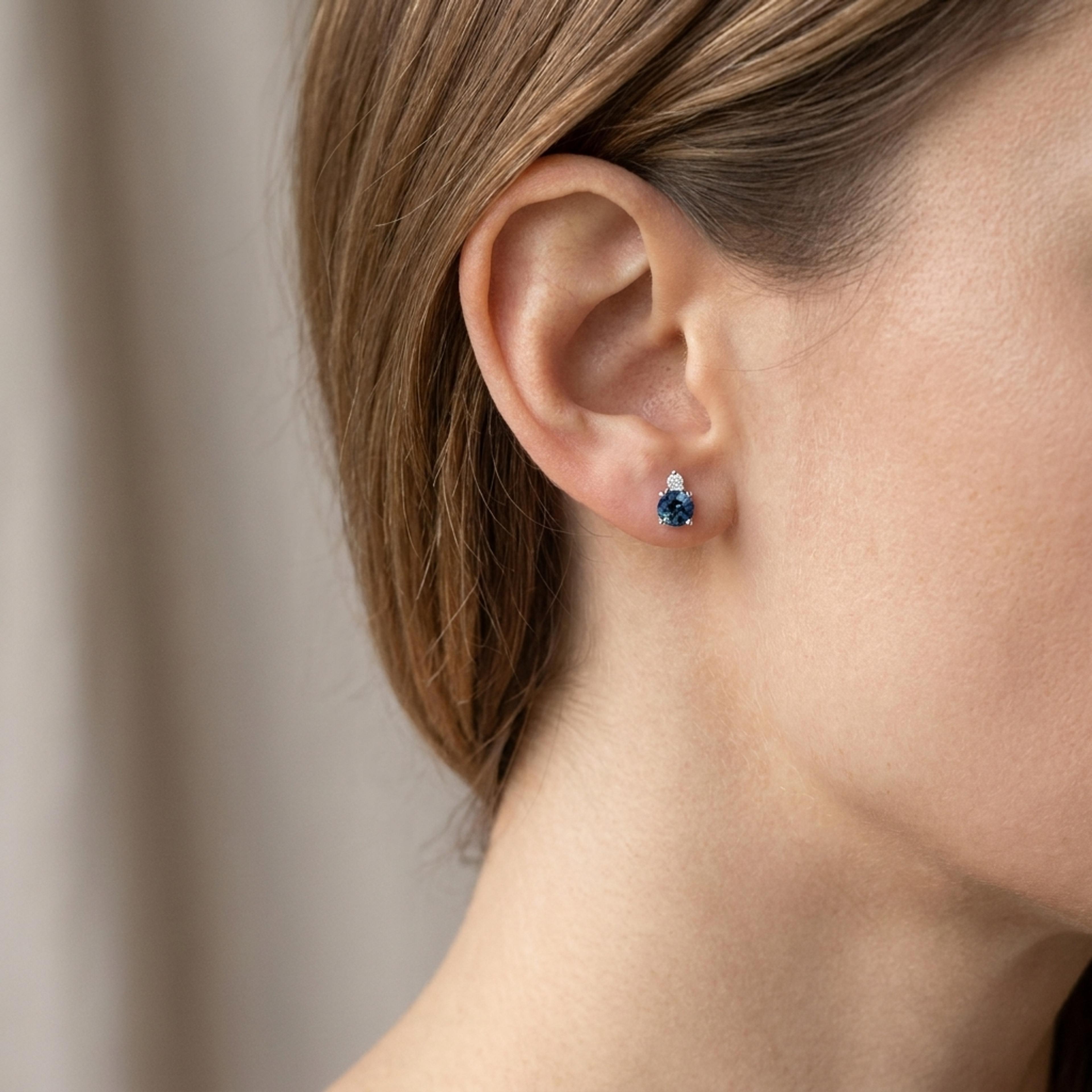 Náušnice se safíry a diamanty 15, diamant, bílé zlato na uchu — Zlatnictví Vaněk Kolín
