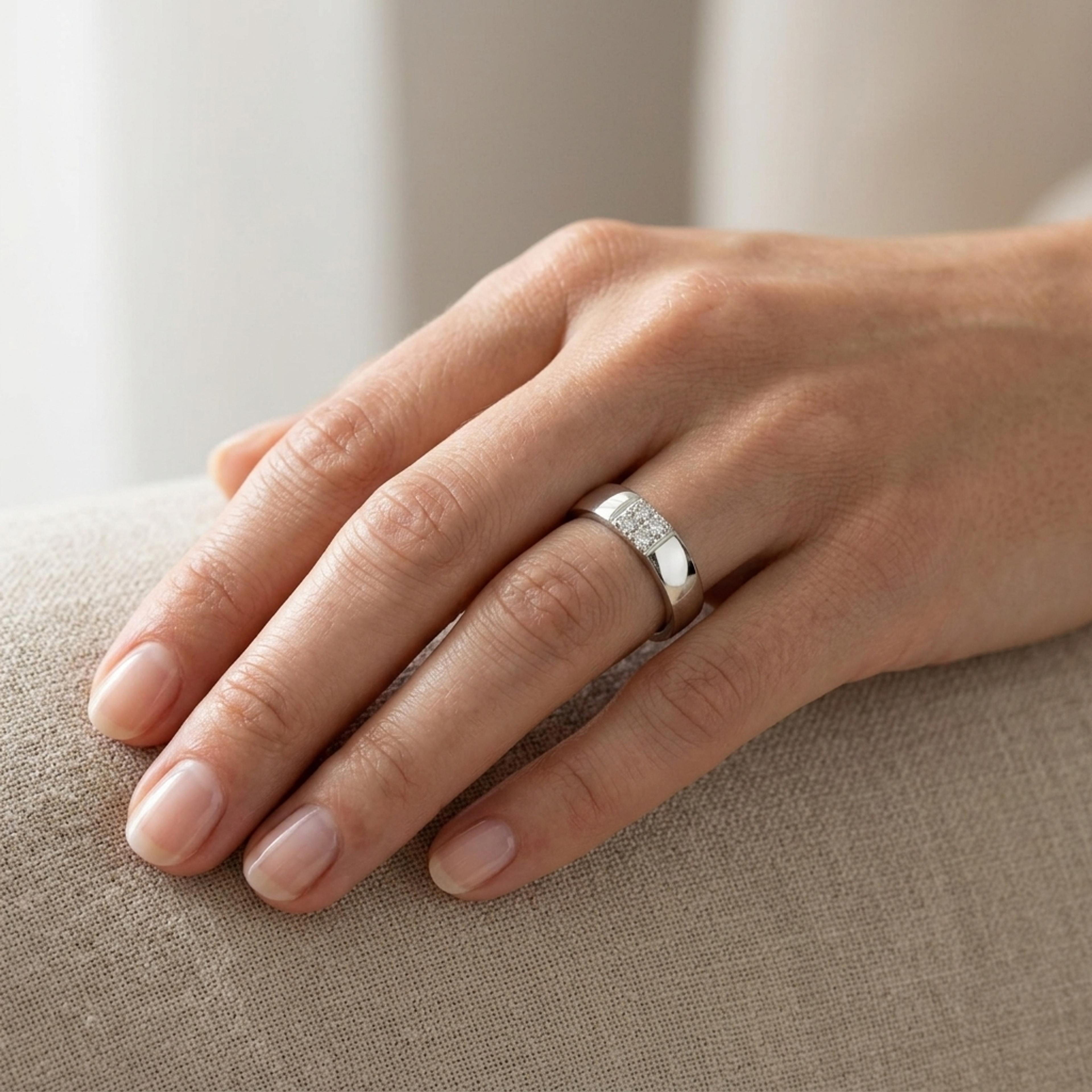 Snubní prsteny Optima 09, diamant, bílé zlato na ruce — Zlatnictví Vaněk Kolín