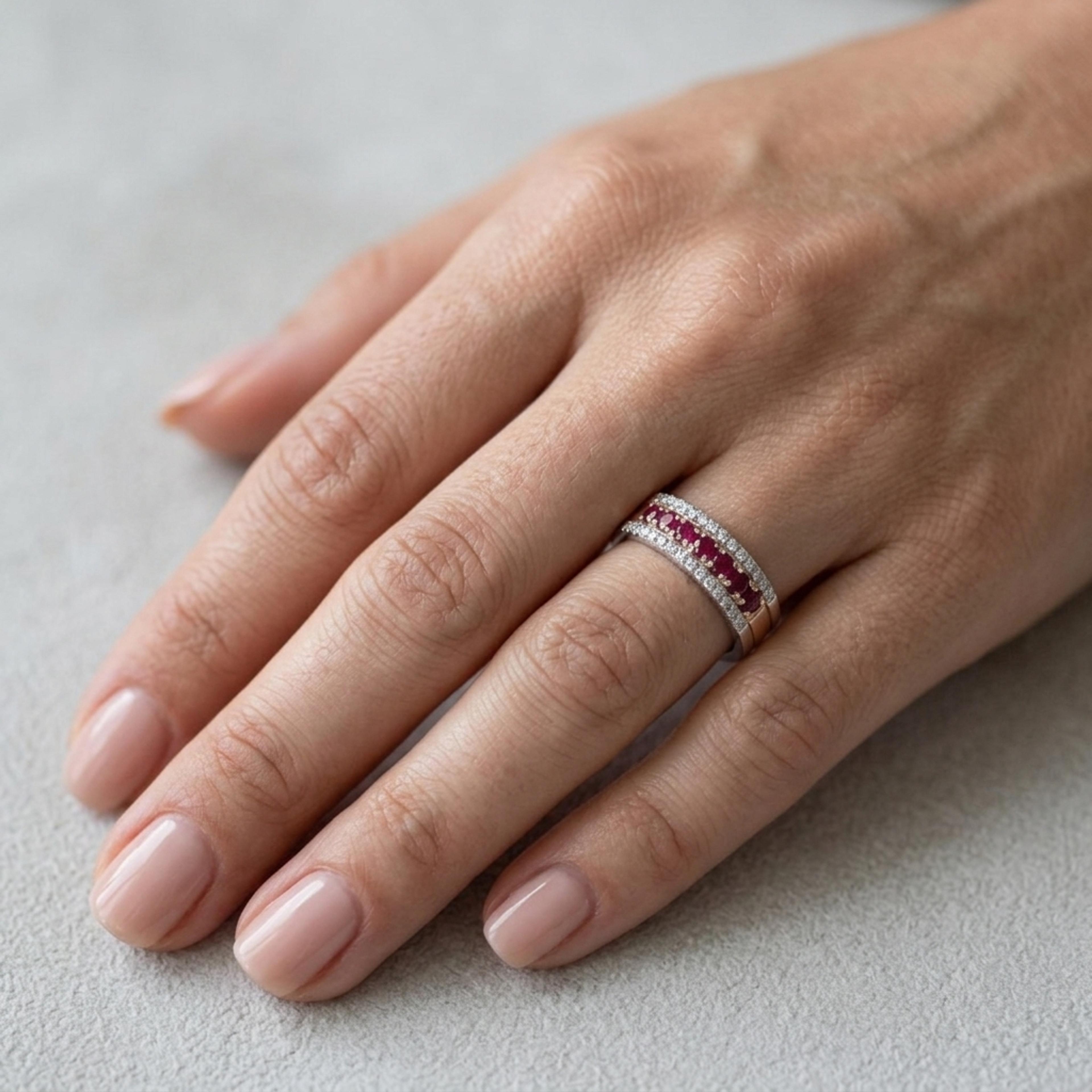 Prsten s rubínem a diamanty 14, diamant, kombinované zlato na ruce — Zlatnictví Vaněk Kolín