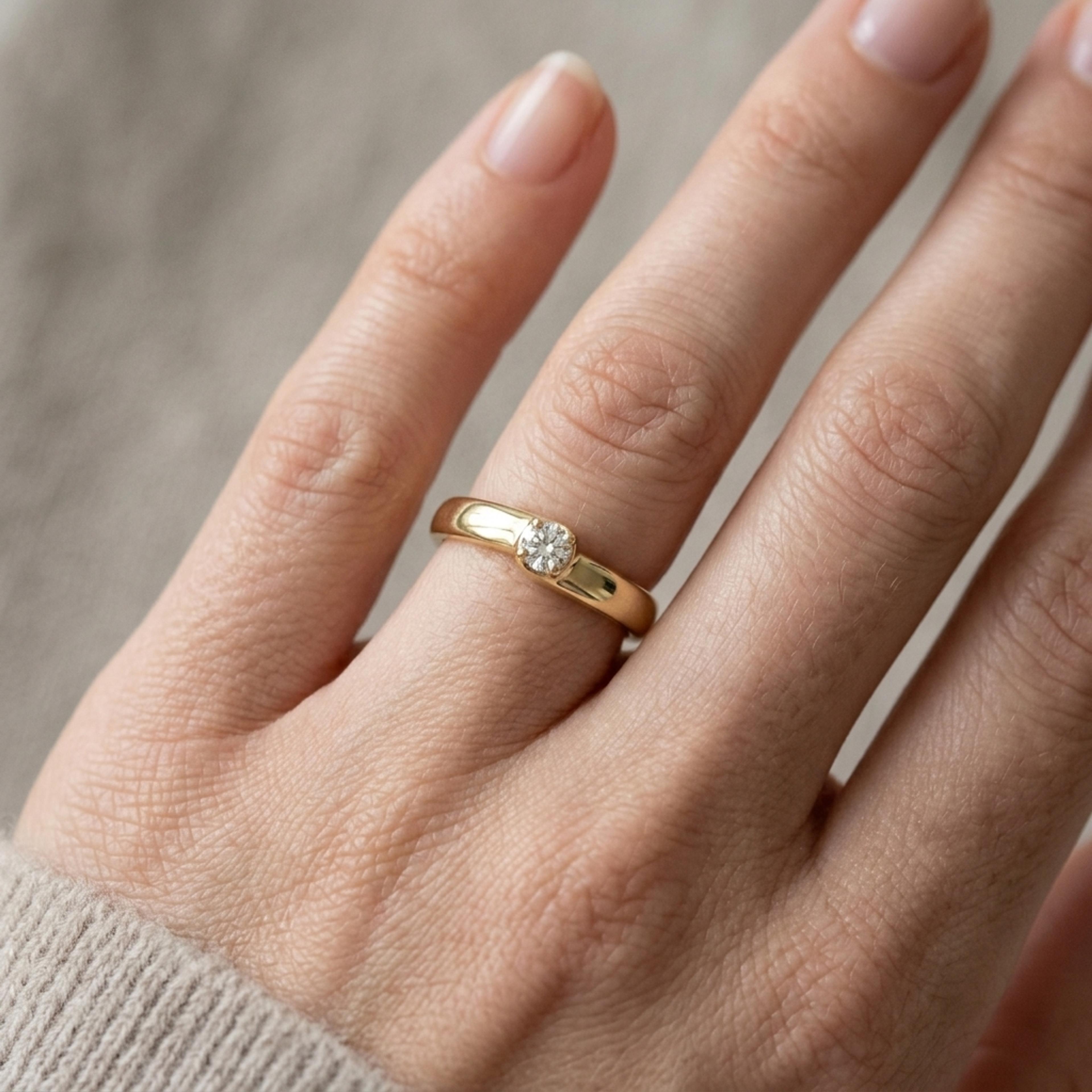 Diamantový prsten 106, diamant, žluté zlato na ruce — Zlatnictví Vaněk Kolín