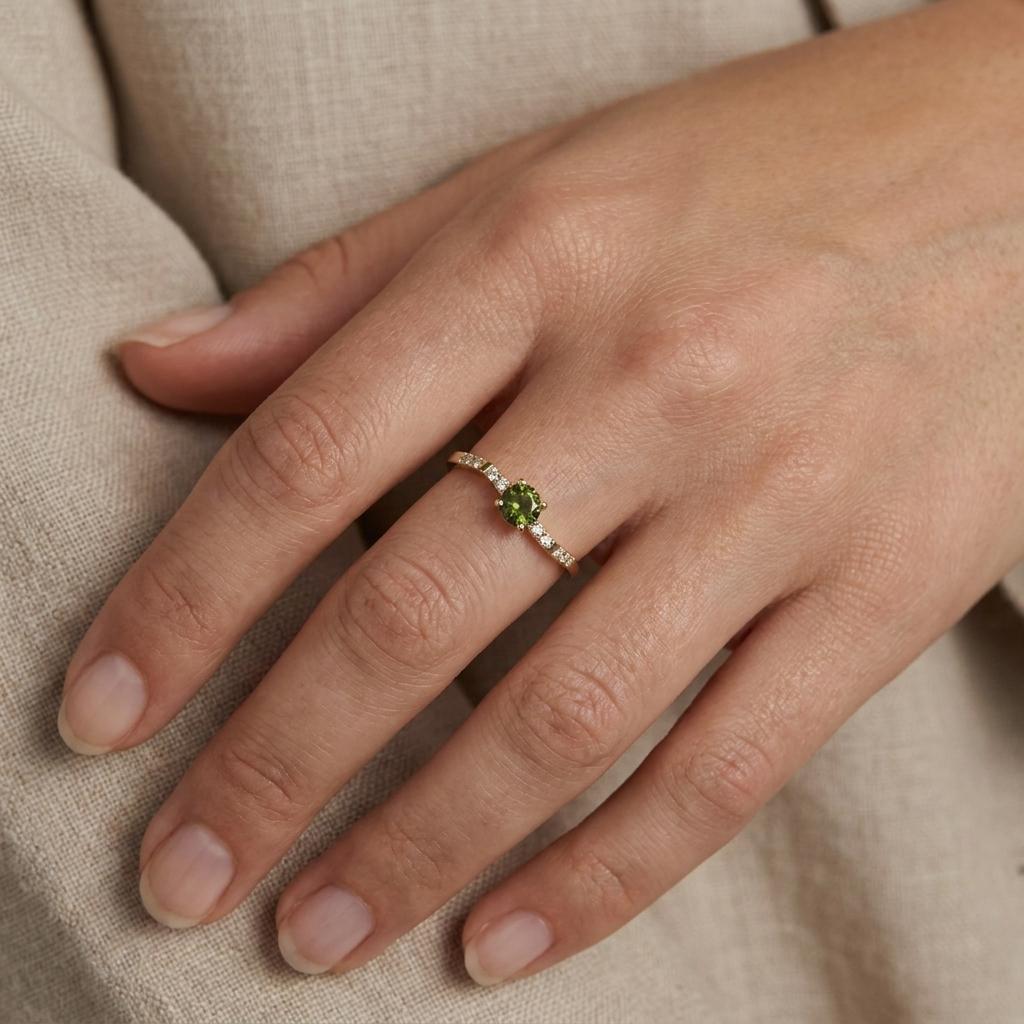 Prsten s turmalínem a diamanty 15, diamant, žluté zlato na ruce — Zlatnictví Vaněk Kolín