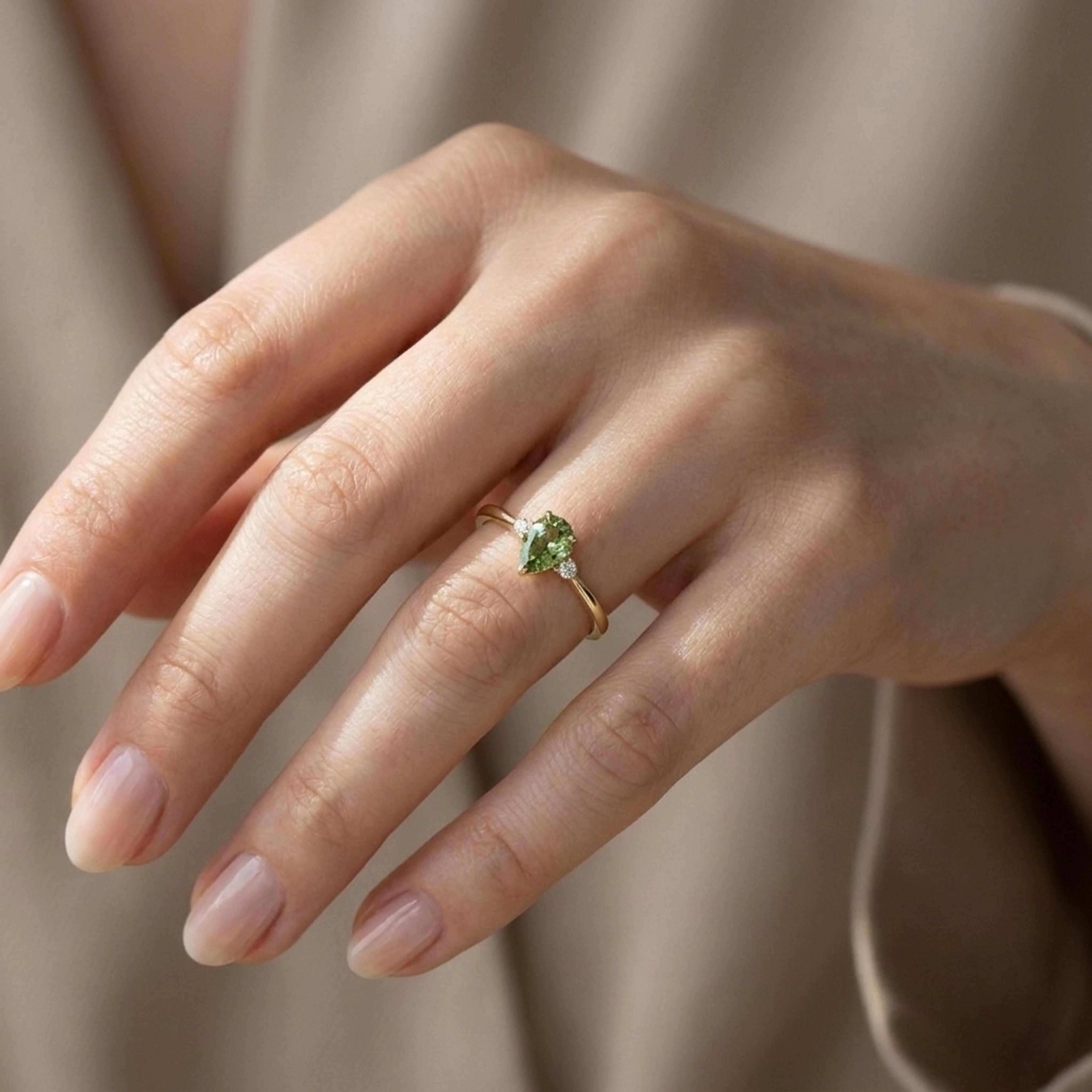 Prsten s turmalínem a diamanty 16, diamant, žluté zlato na ruce — Zlatnictví Vaněk Kolín