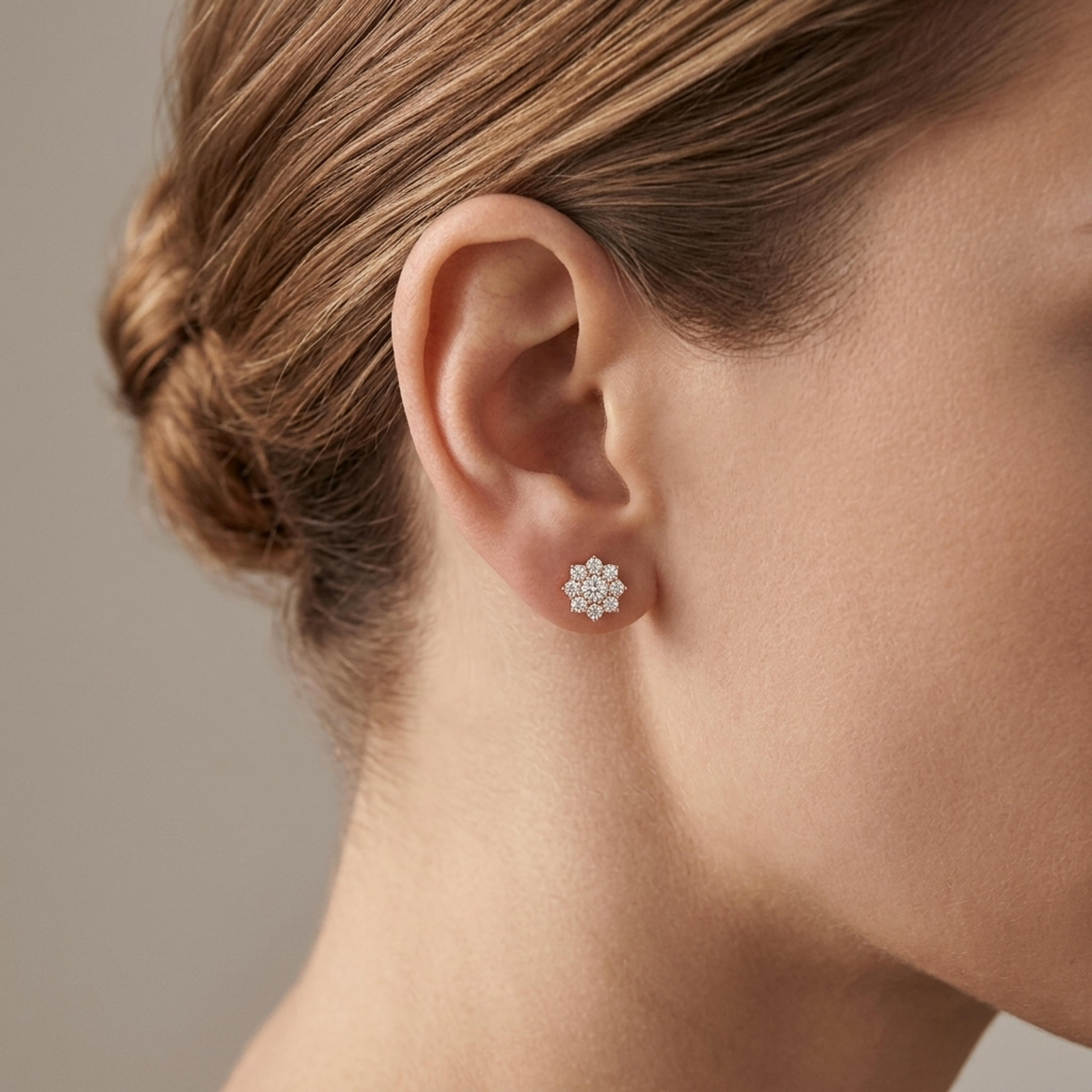 Diamantové náušnice 108, diamant, růžové zlato na uchu — Zlatnictví Vaněk Kolín